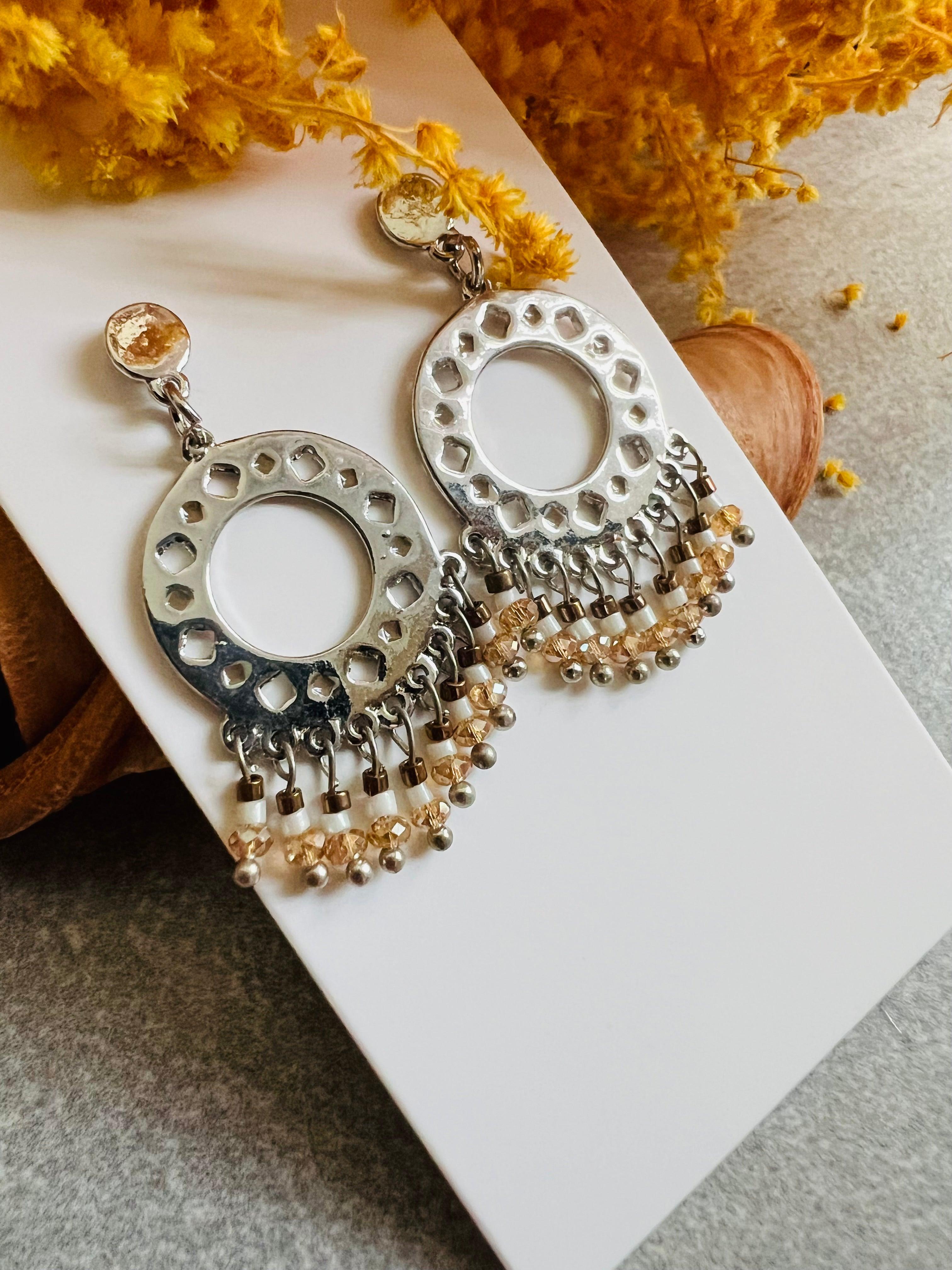 Boucles d’oreilles GIGI style ethnique argenté et beige - Créations Uniques