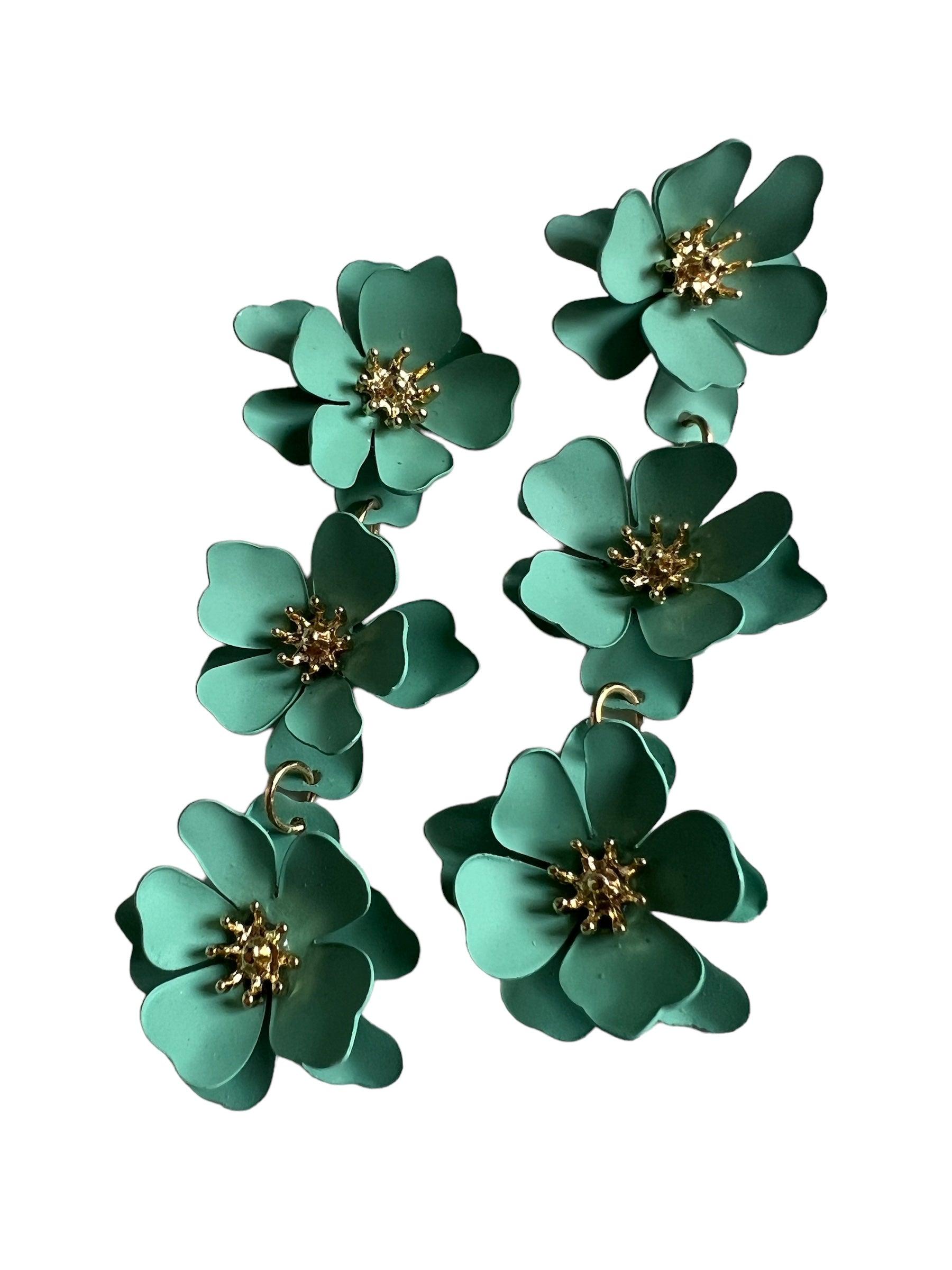 Boucles d’oreilles pendantes AXELLE - 3 fleurs métal vertes - Créations Uniques