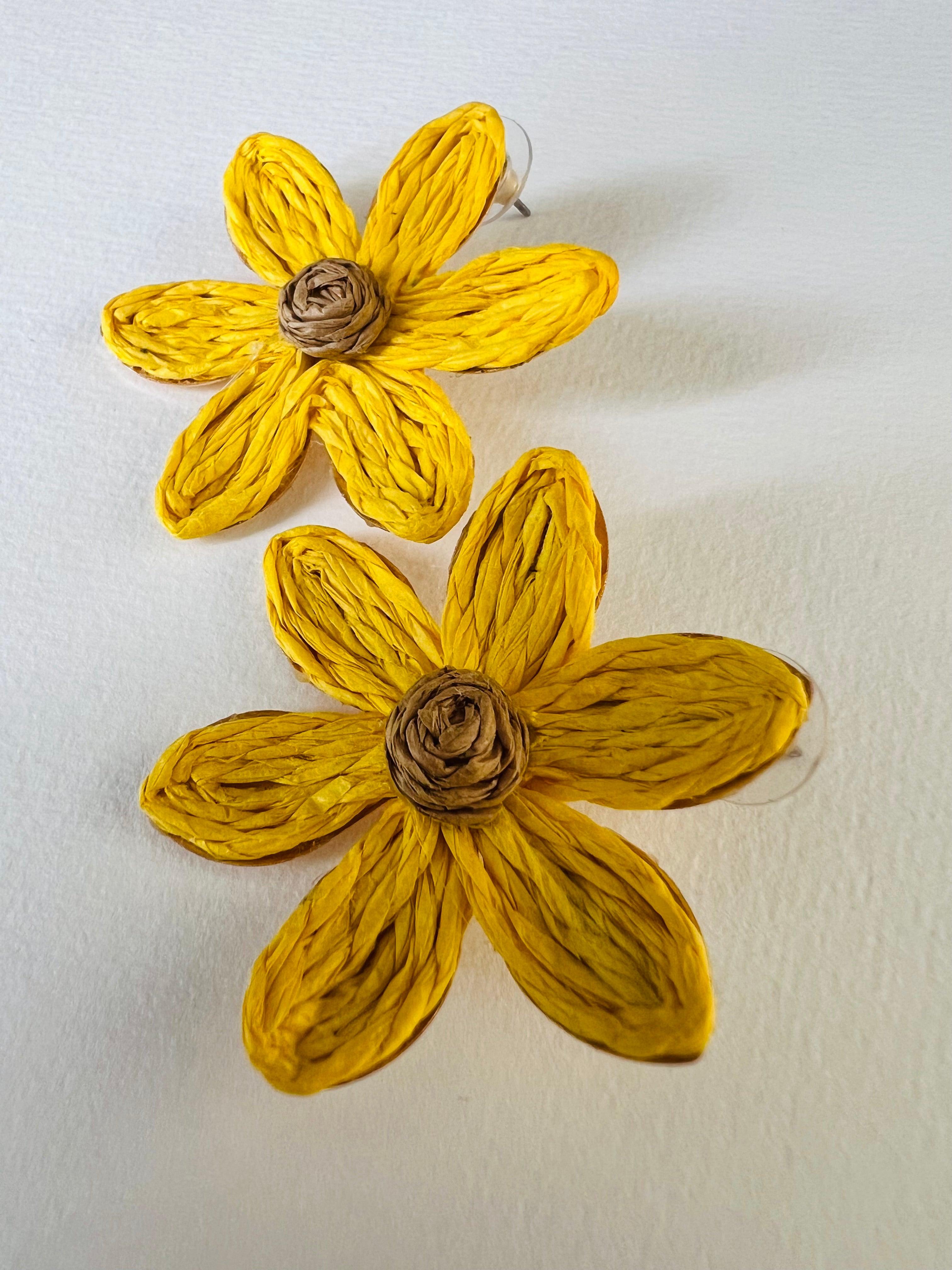 Boucles d’oreilles MATHILDE fleurs jaunes courtes raphia - Créations Uniques