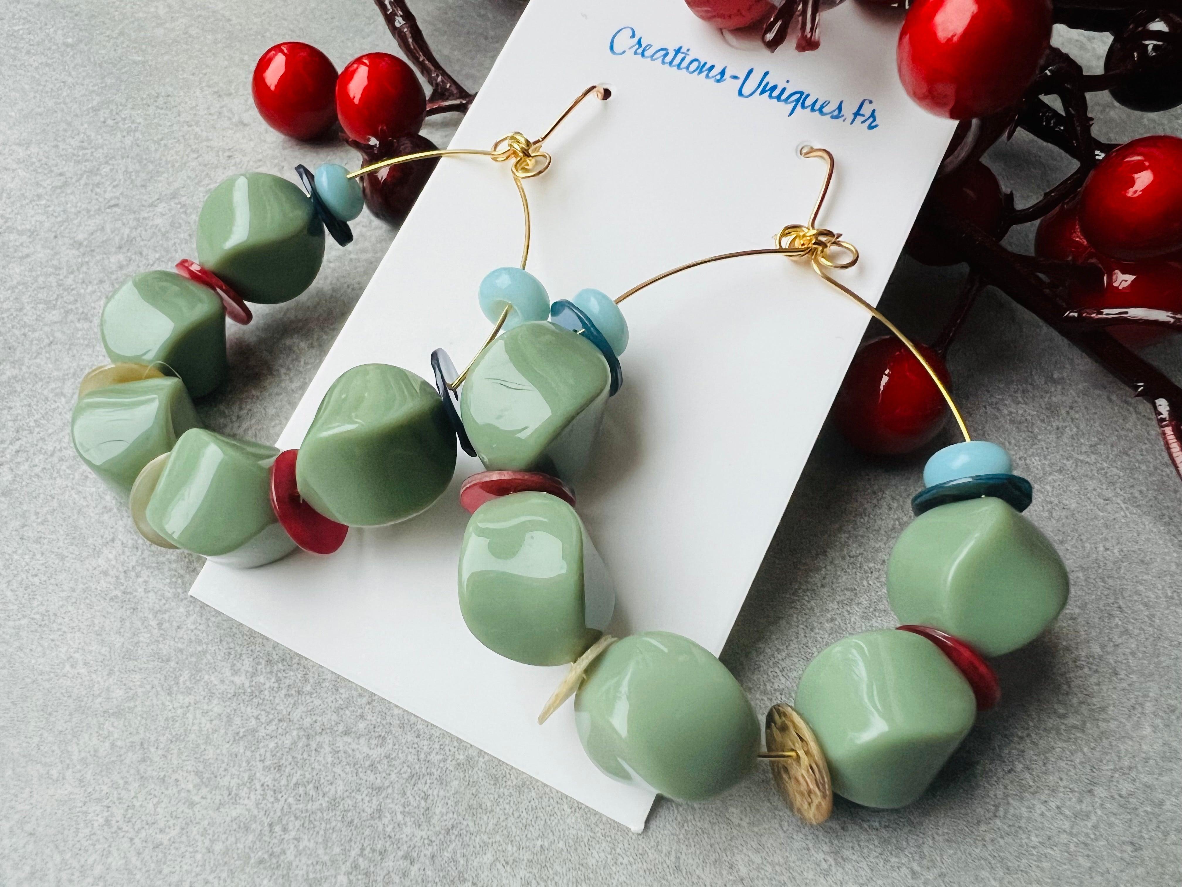 Boucles d’oreilles ROSALIE perles vertes et boutons de nacre colorés - Créations Uniques - Créations Uniques