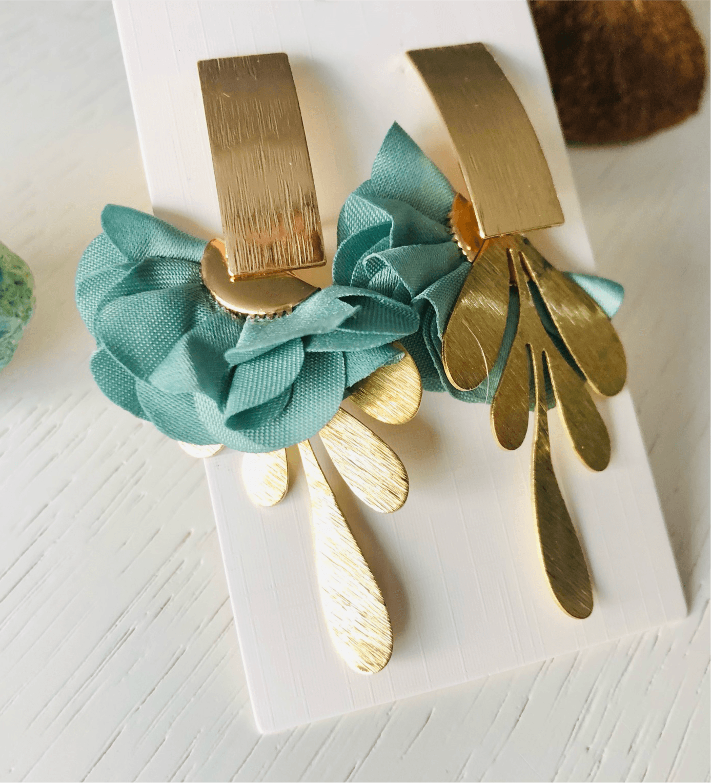 Boucles d’oreilles asymétriques THEODORA feuilles dorées et pampilles tissu vert - Créations Uniques - Créations Uniques