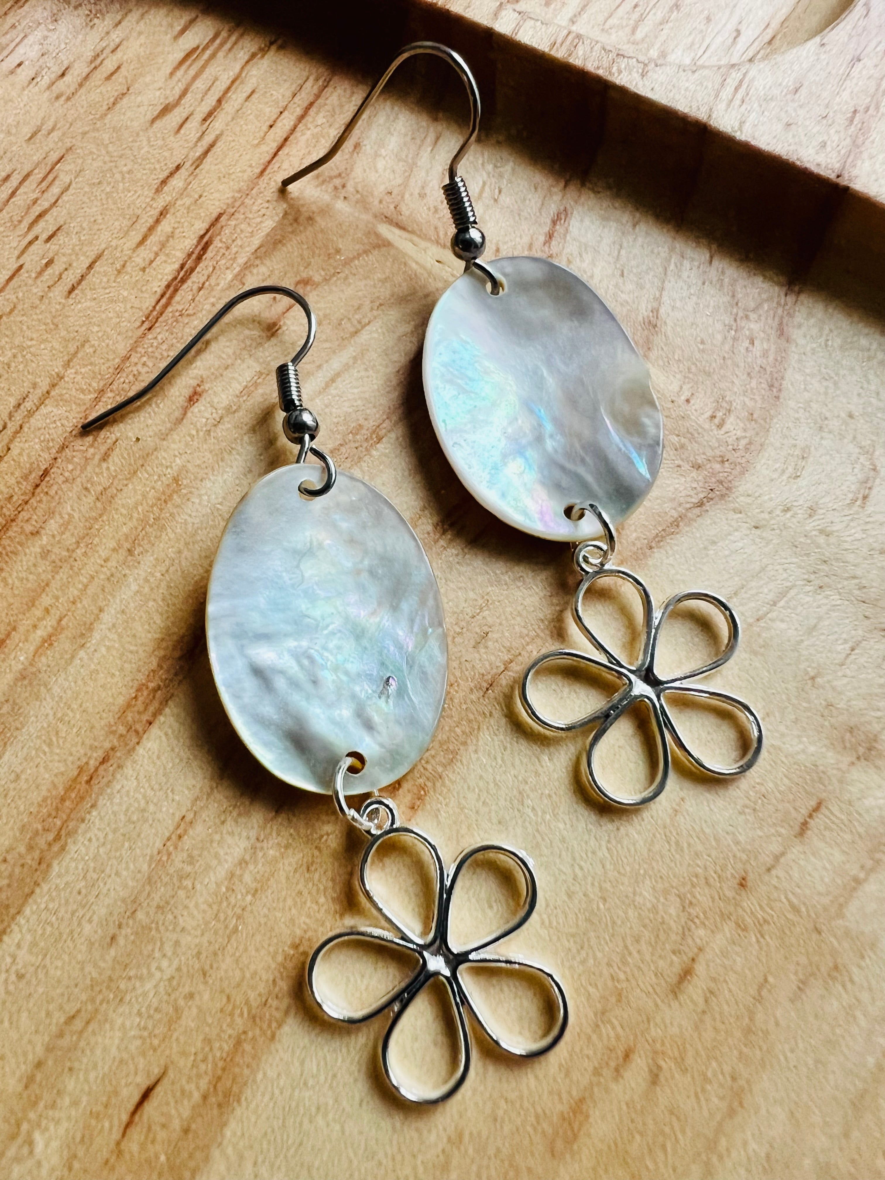 Boucles d’oreilles MARGUERITE fleurs argentées et nacre - Créations Uniques - Créations Uniques