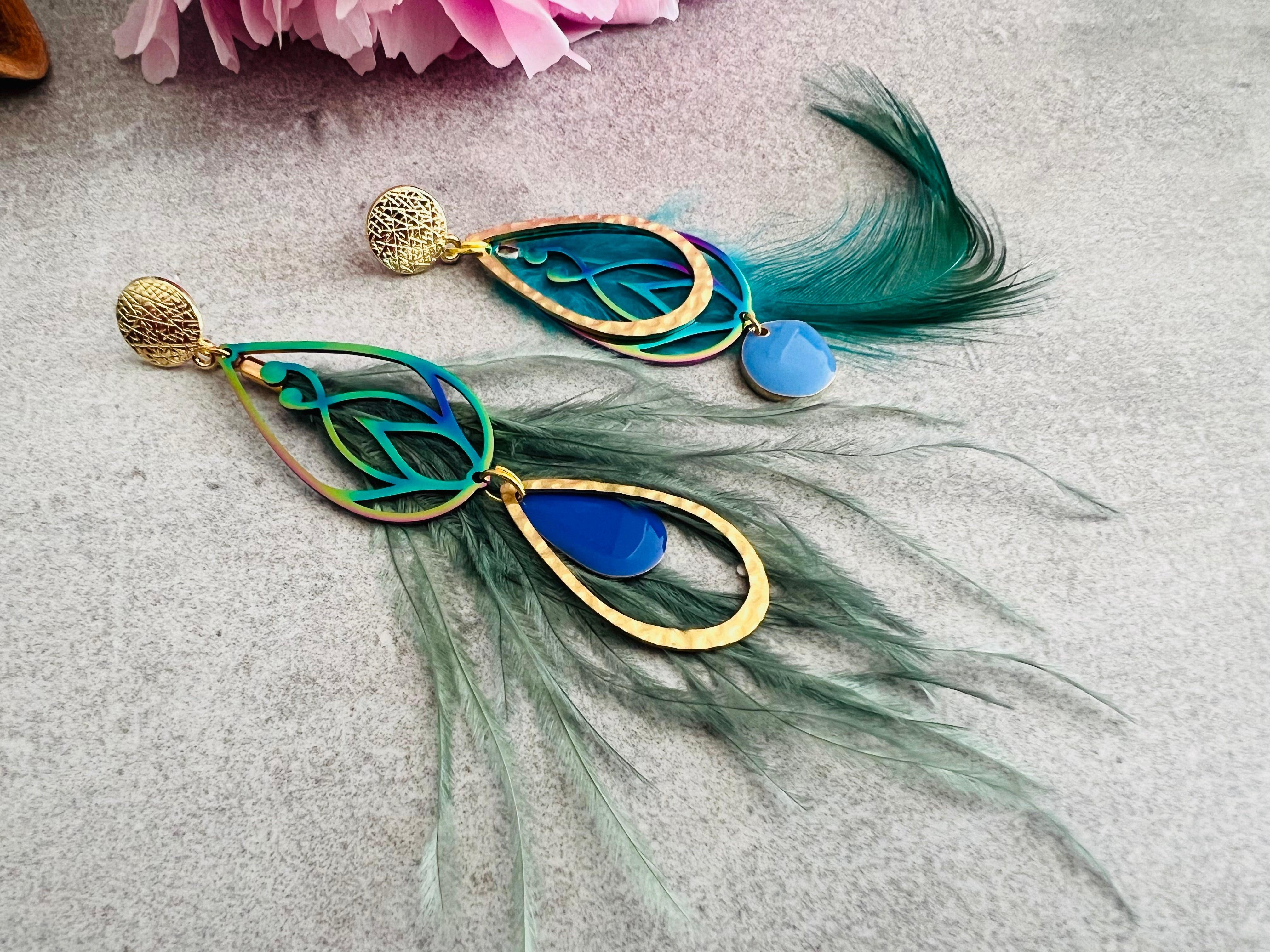 Boucles d’oreilles asymétriques SHANNEN plumes turquoises - Créations Uniques - Créations Uniques