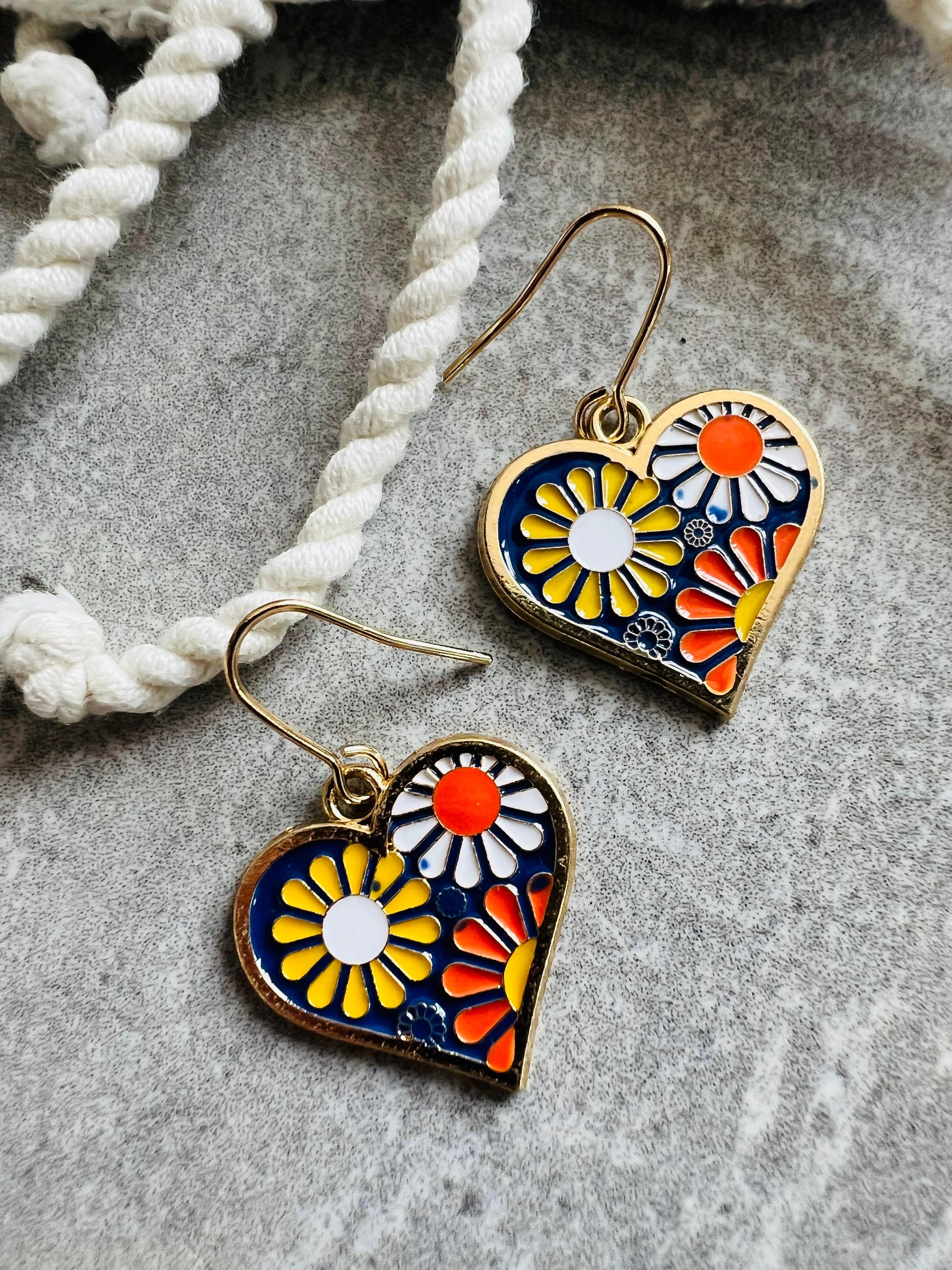 Boucles d’oreilles CLÉMENCE petits cœurs motifs fleurs marguerites - Créations Uniques - Créations Uniques