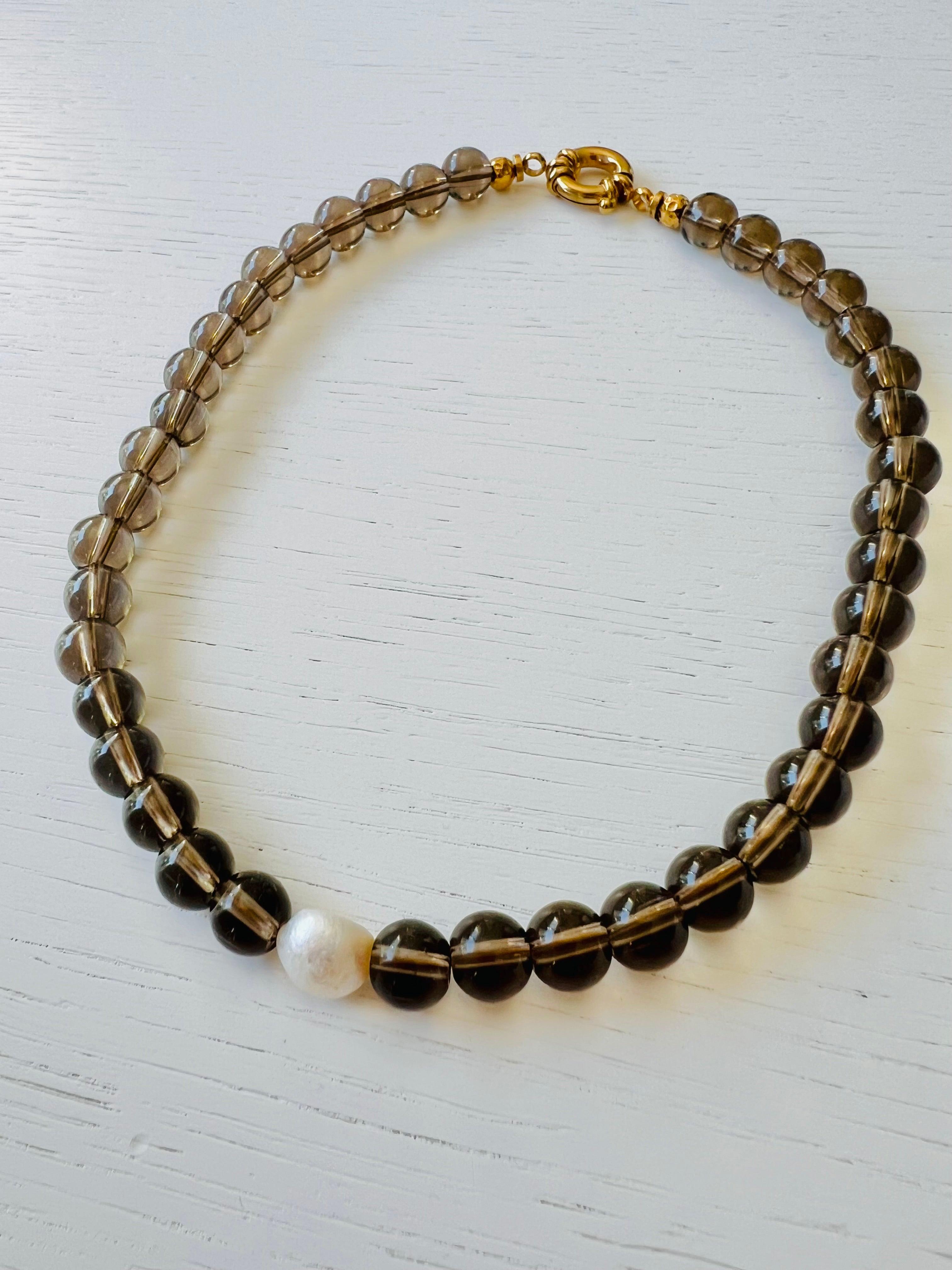 Collier chic ARTEMIS perles taupe - Créations Uniques