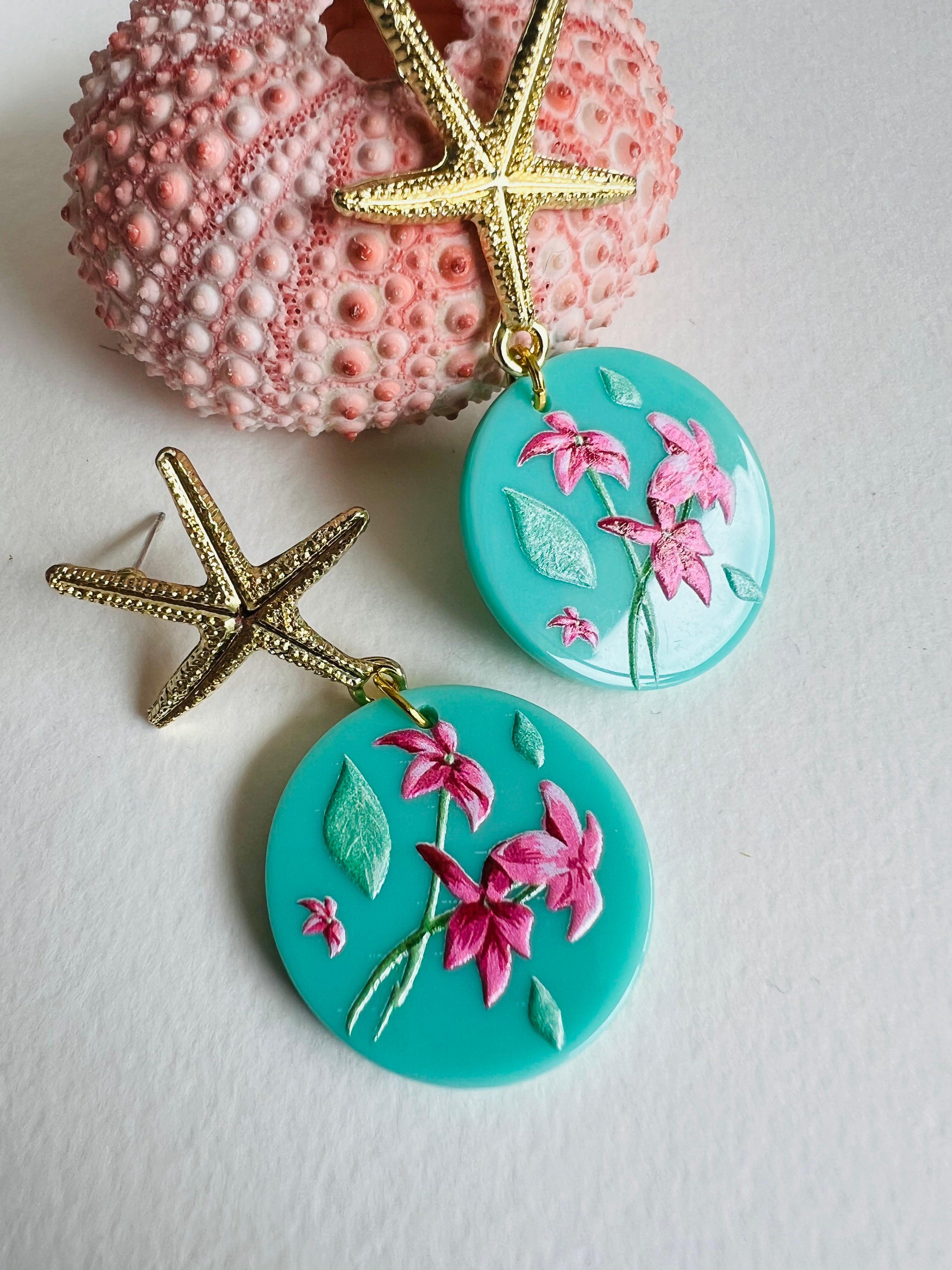 Boucles d’oreilles JIN résine turquoise motif fleuri et clous étoiles de mer - Créations Uniques - Créations Uniques