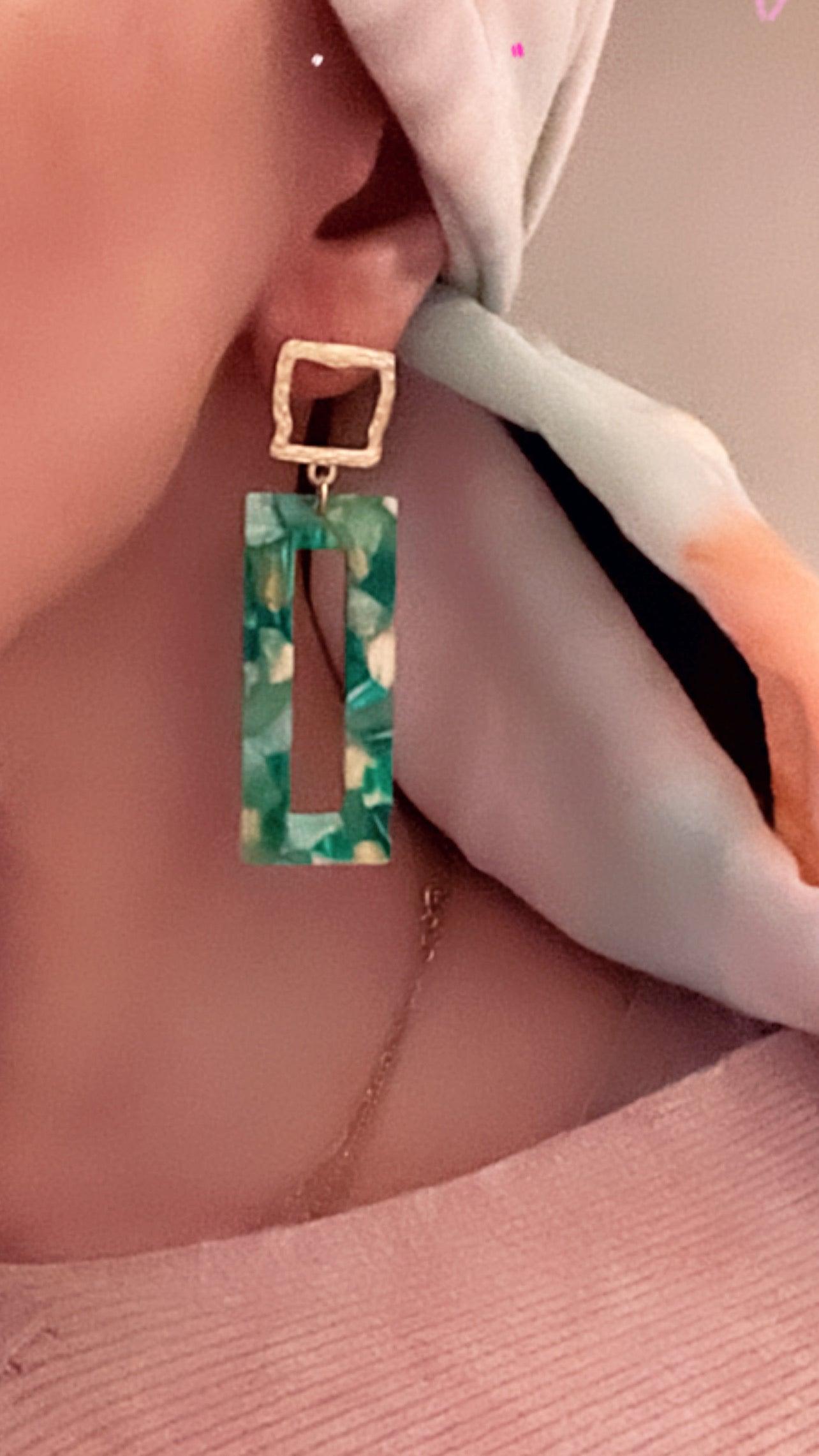 Boucles d’oreilles NOLWENN rectangles verts résine - Créations Uniques
