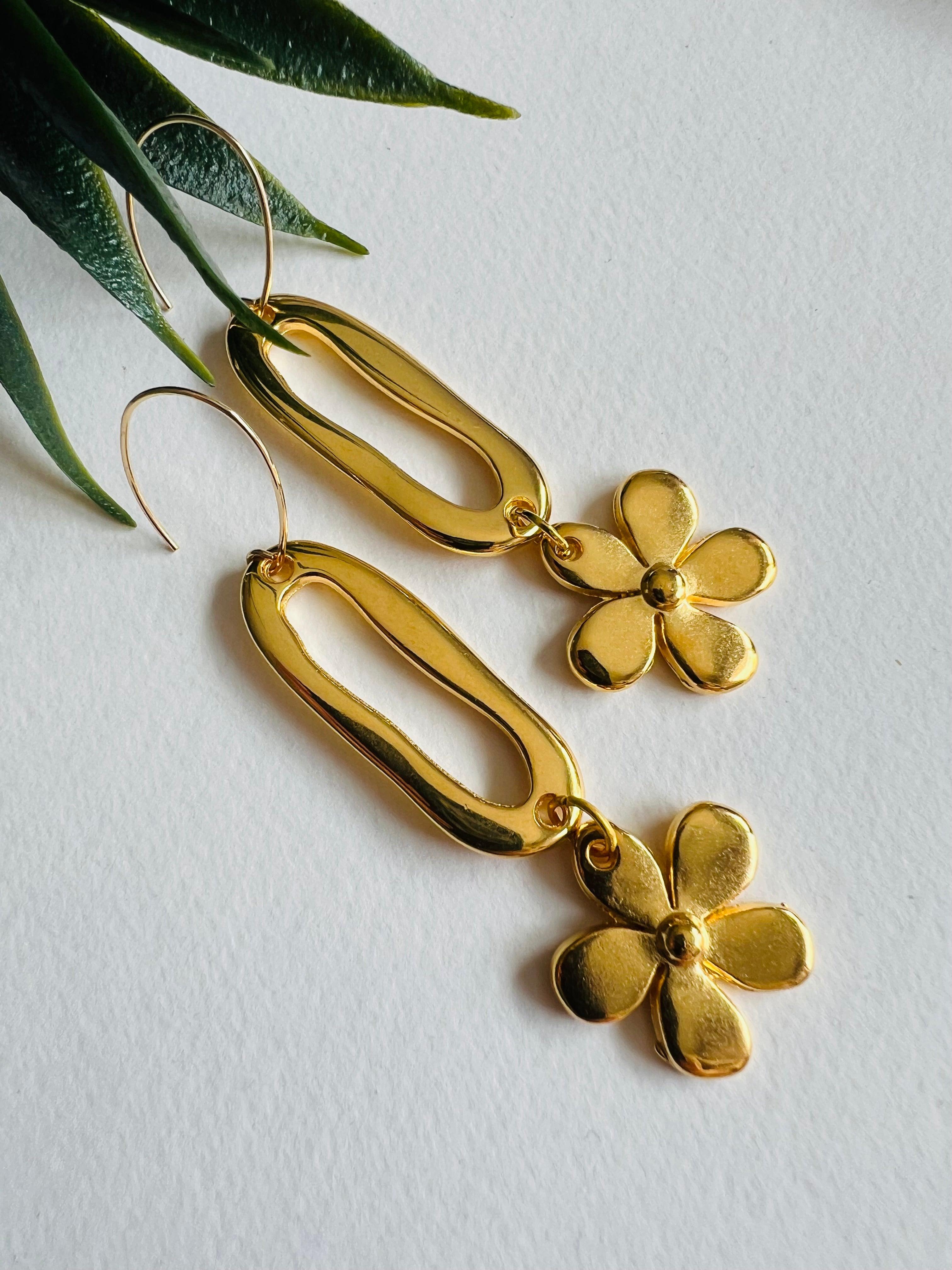 Boucles d’oreilles MAENA fleurs dorées effet plaqué or - Créations Uniques - Créations Uniques