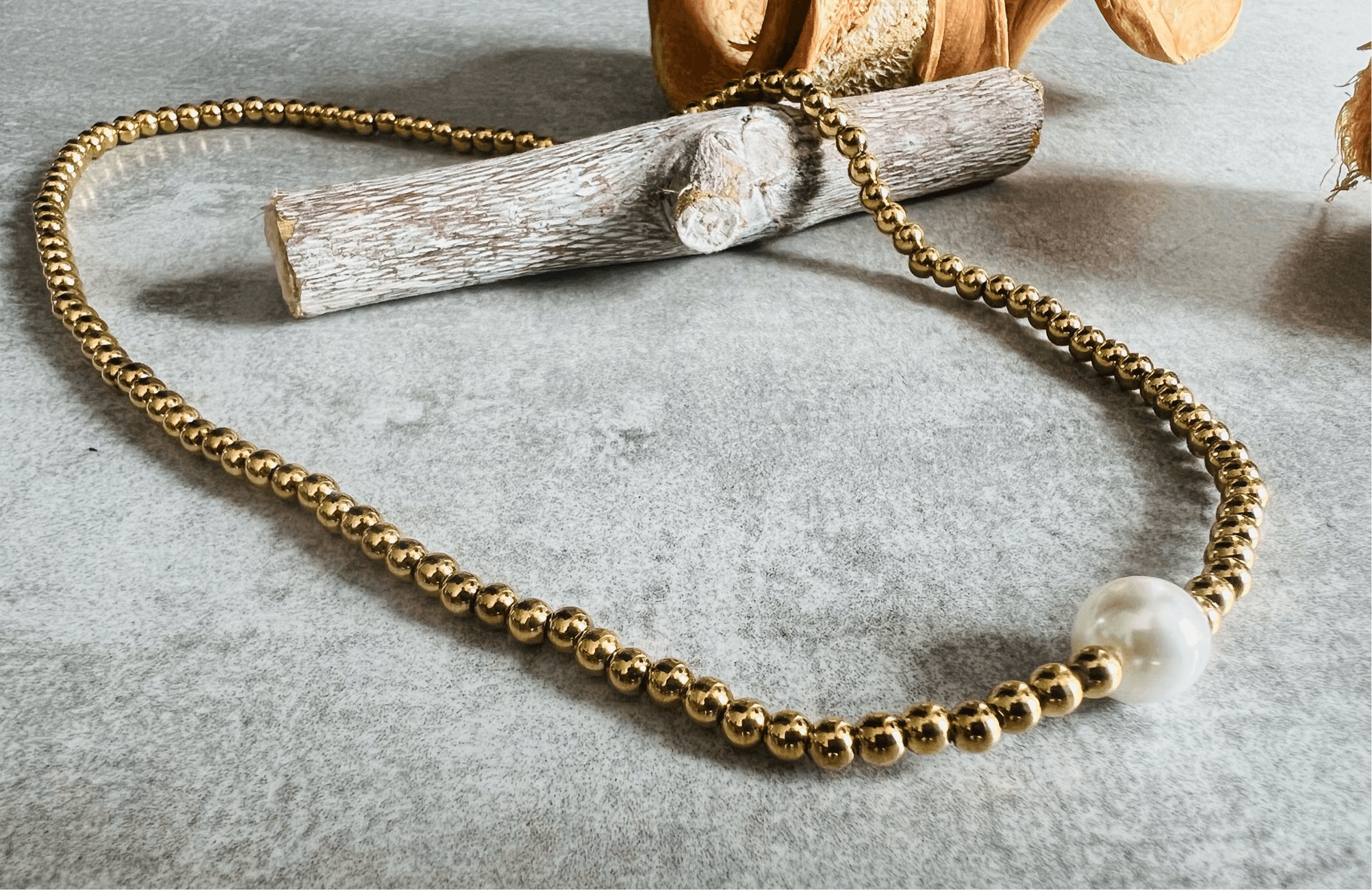 Collier CHARLOTTE perles dorées et perle blanche - Créations Uniques - Créations Uniques