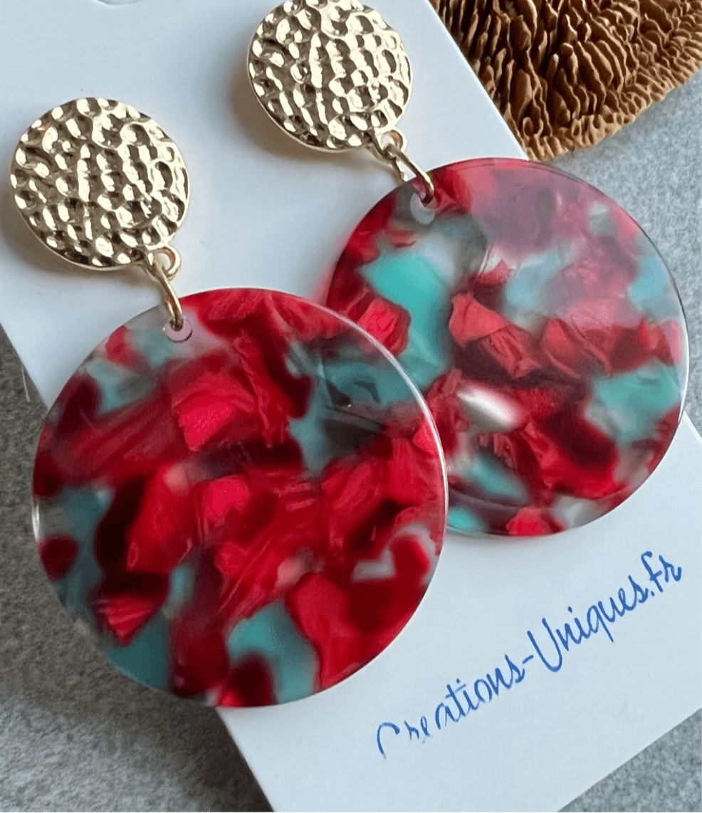 Boucles d’oreilles PAULA résine rouge, bleue et clous dorés - Créations Uniques - Créations Uniques