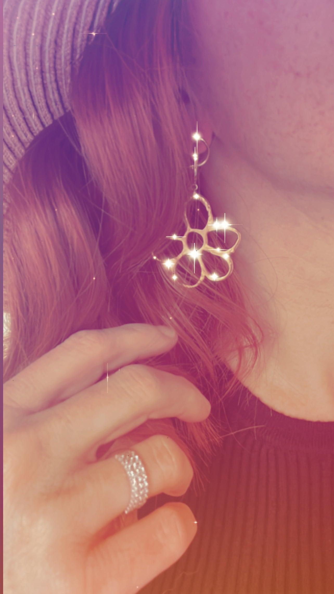 Boucles d’oreilles JOCELYNE fleurs dorées ajourées - Créations Uniques