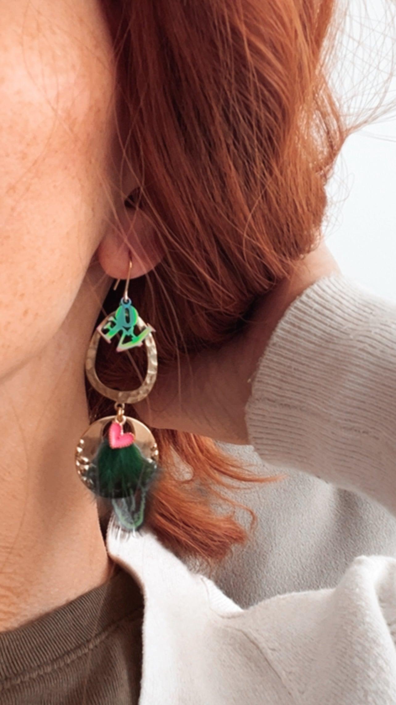 Boucles d’oreilles CLOTHILDE laiton doré, plumes et love - Créations Uniques - Créations Uniques