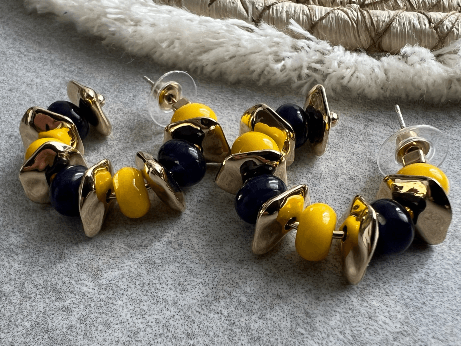 Boucles d’oreilles LOÏS créoles perles jaunes, noires et dorées - Créations Uniques
