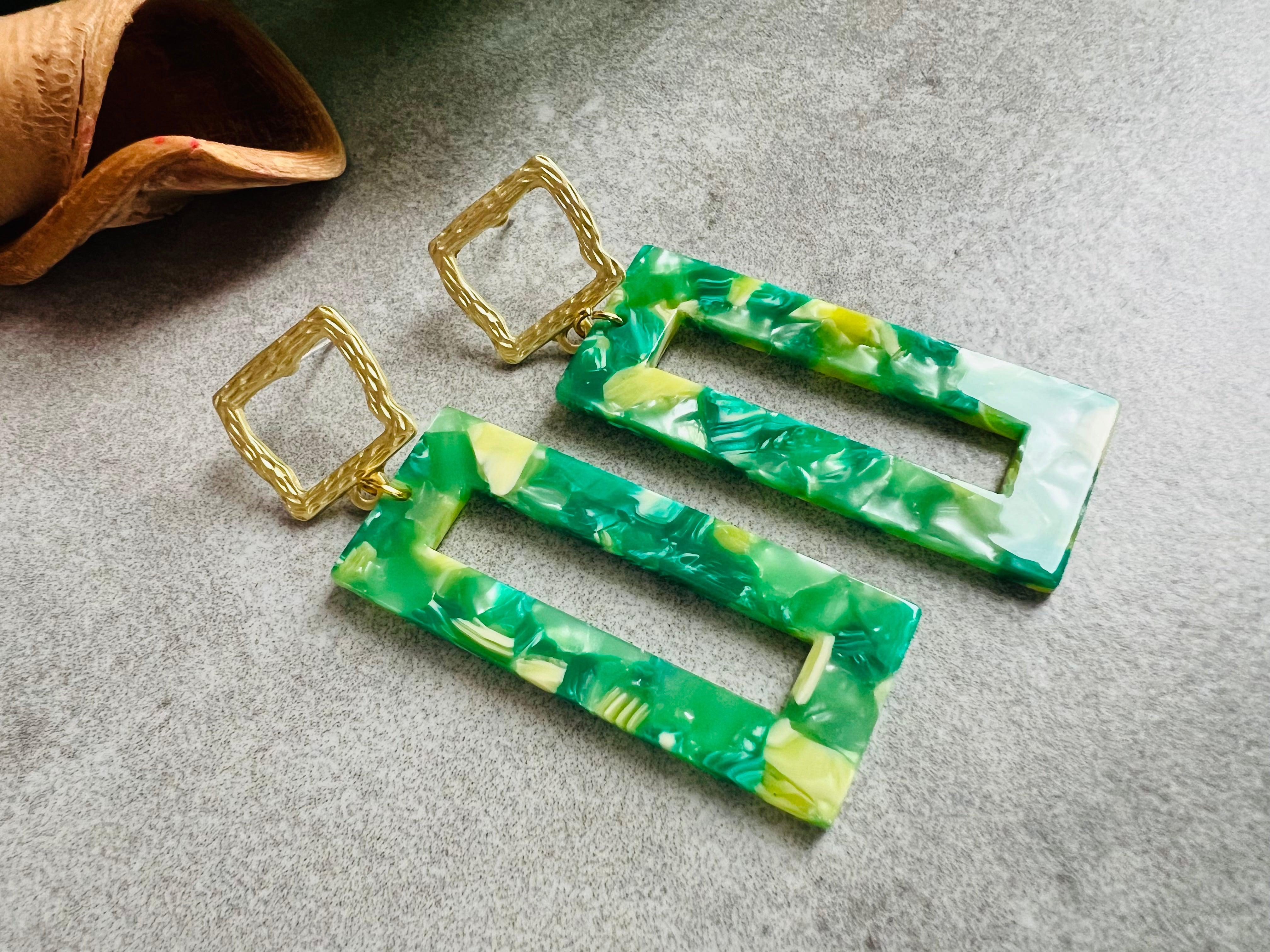 Boucles d’oreilles NOLWENN rectangles verts résine - Créations Uniques