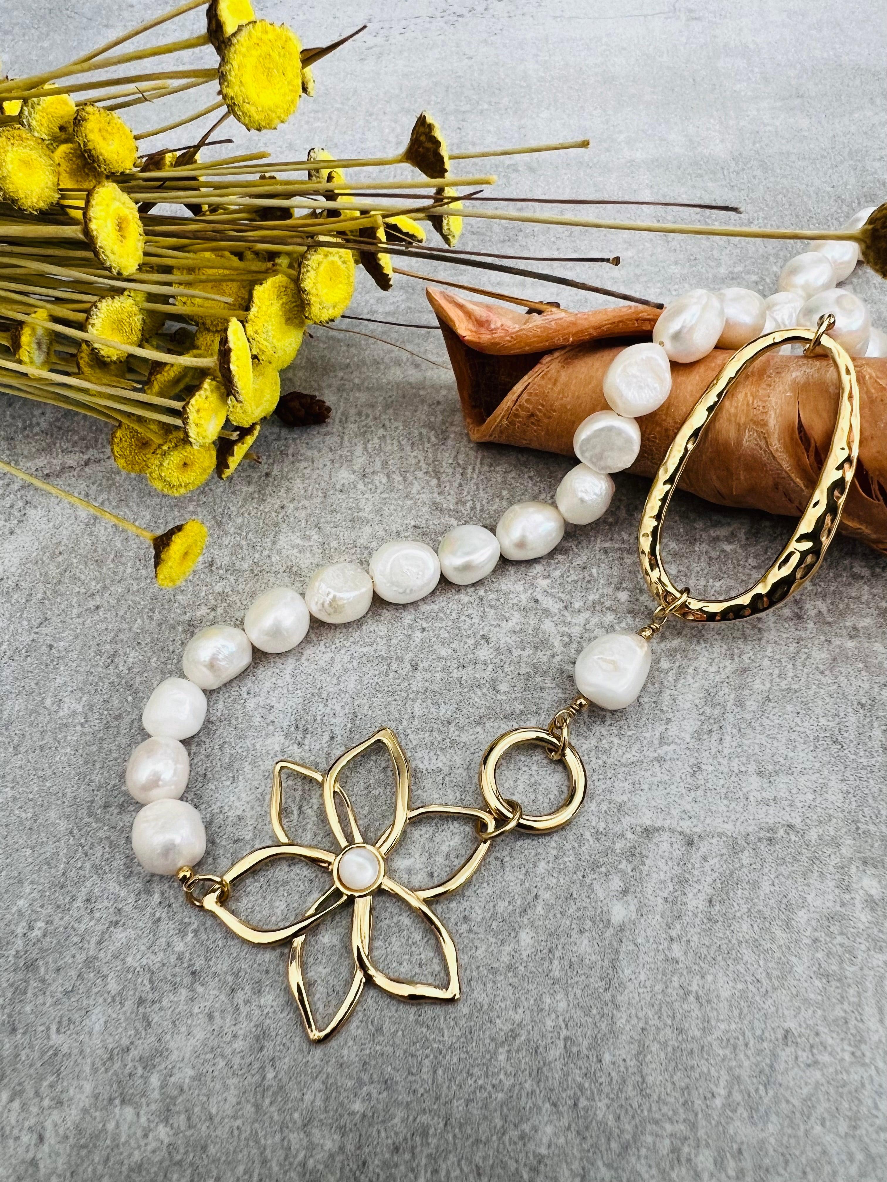 Collier asymétrique MARYLENE perles blanc nacré et fleur dorée - Créations Uniques