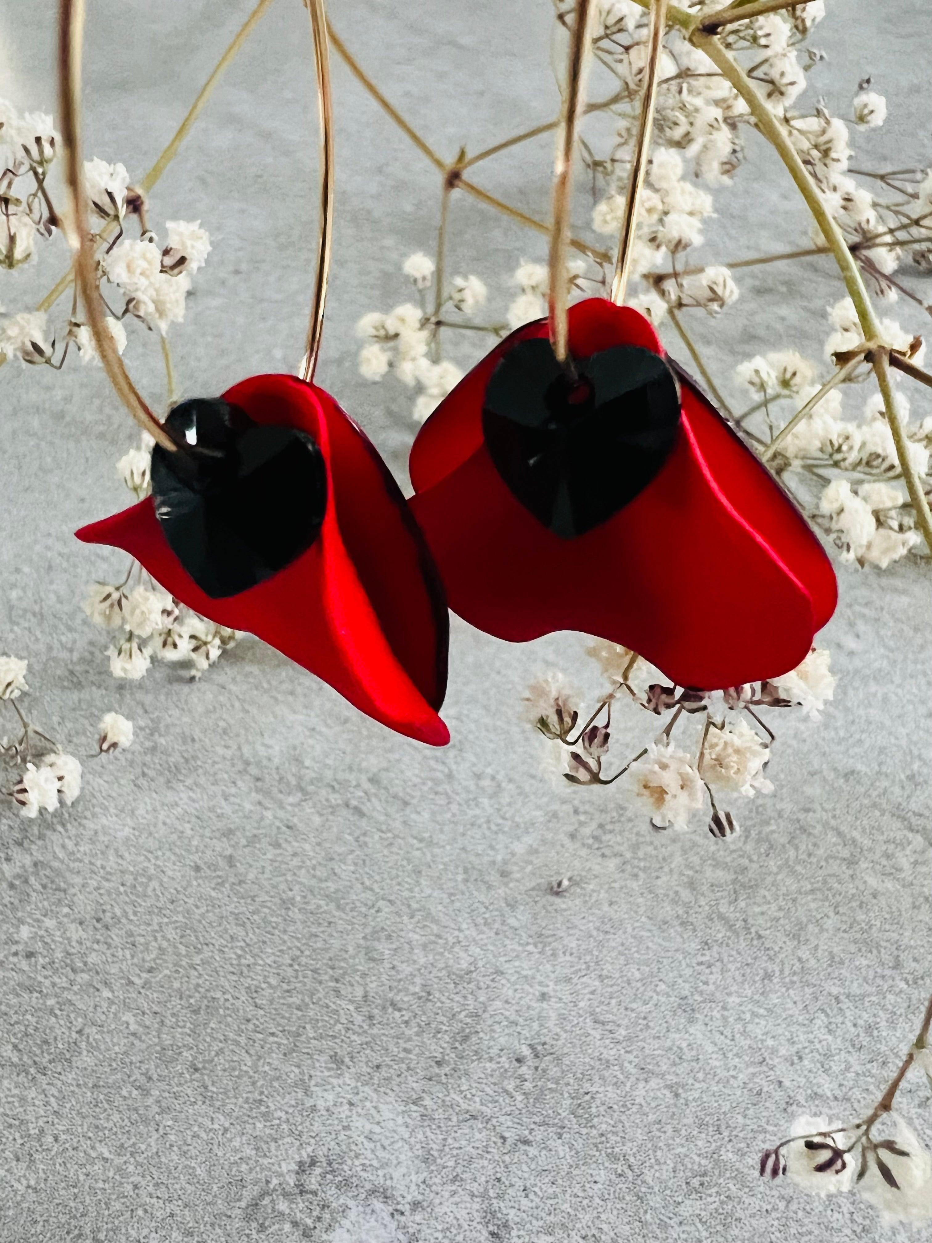 Boucles d’oreilles MARIELLE pétales rouges et cœurs cristal noirs - Créations Uniques - Créations Uniques