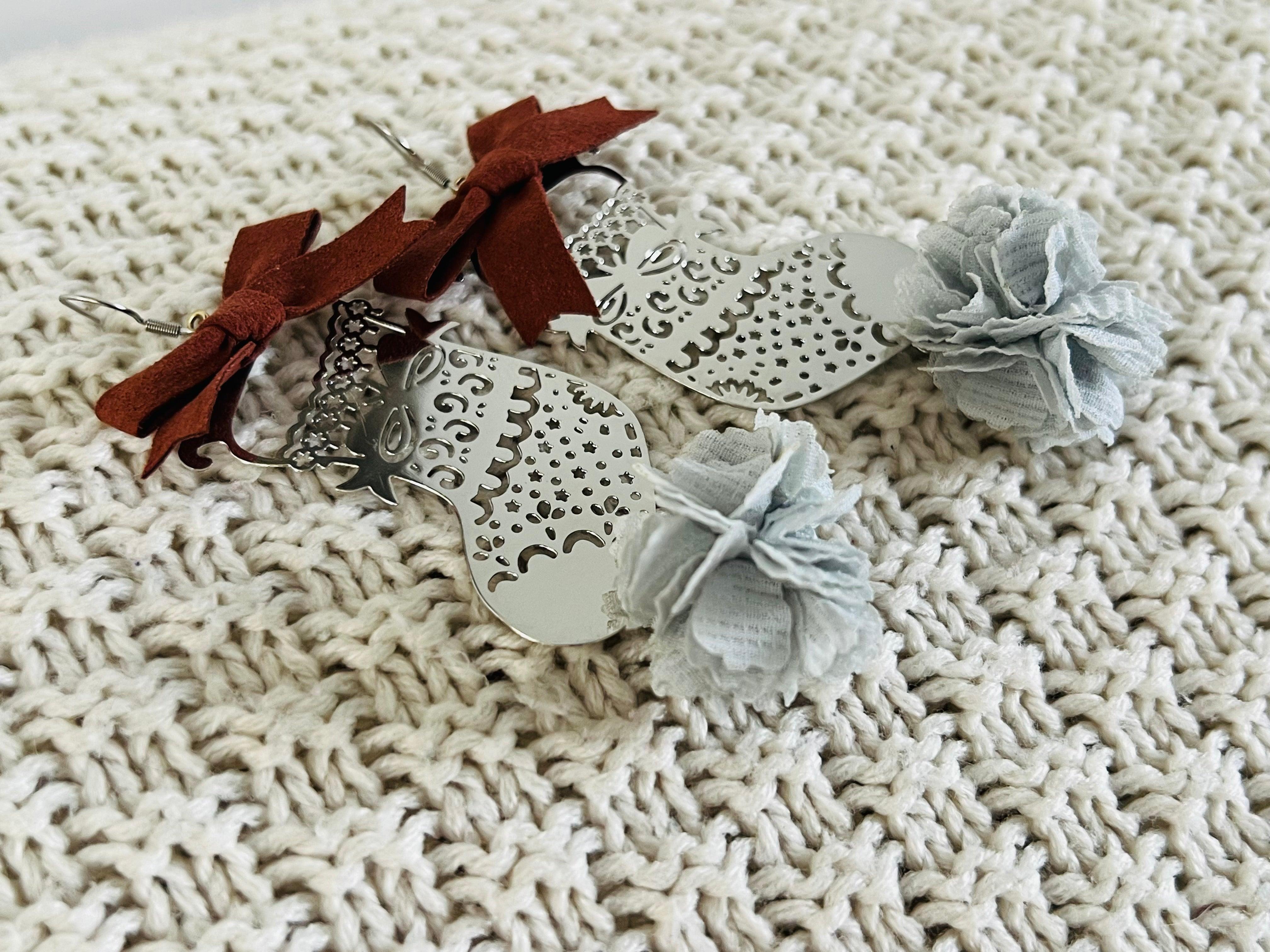 Boucles d’oreilles ROSA-MARIA chaussettes de Noël et pompons gris - Créations Uniques - Créations Uniques