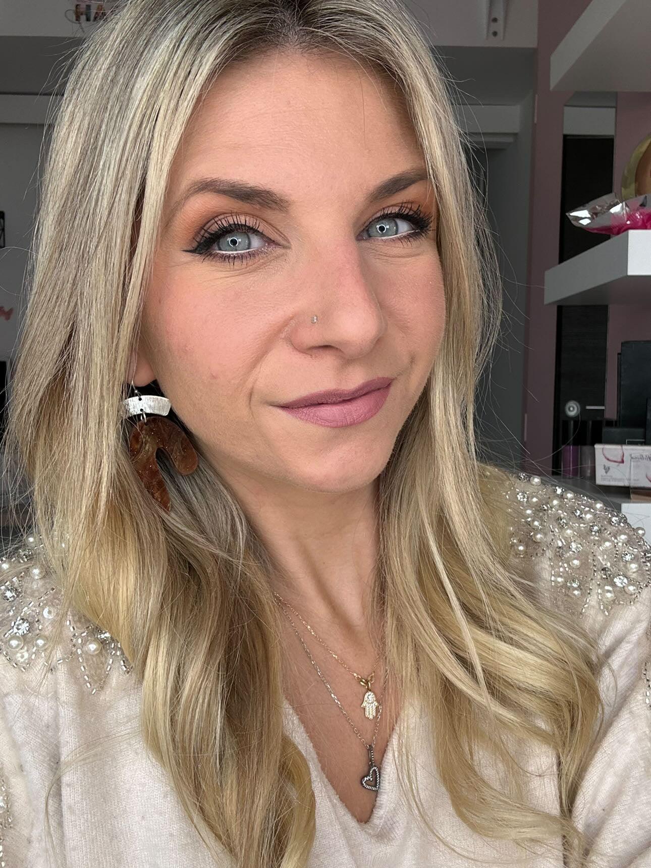 Boucles d’oreilles MURPHY asymétriques résine galaxy marron - Créations Uniques - Créations Uniques