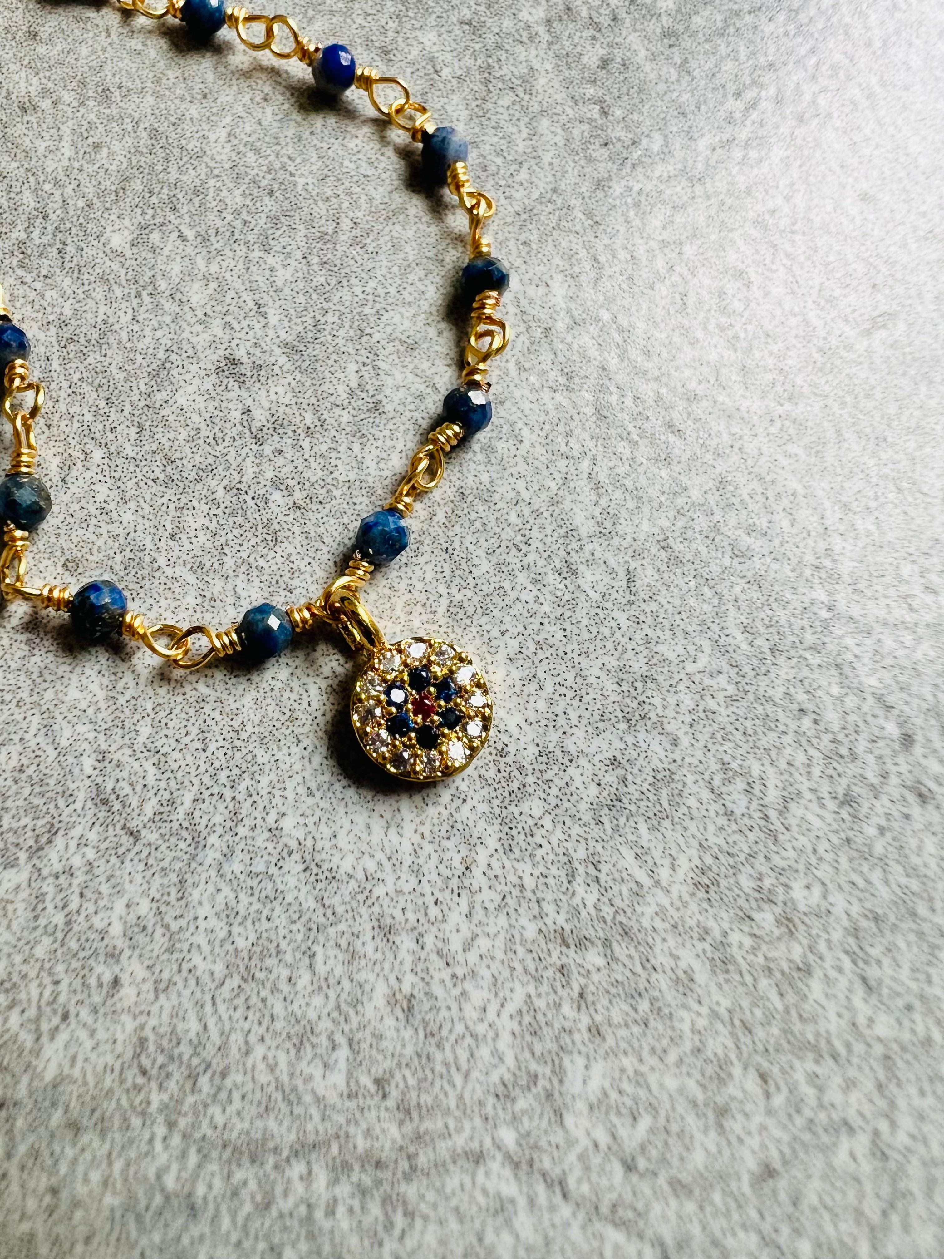 Collier ETHEL ras de cou perles bleu marine, chaîne dorée et mini pendentif strass - Créations Uniques