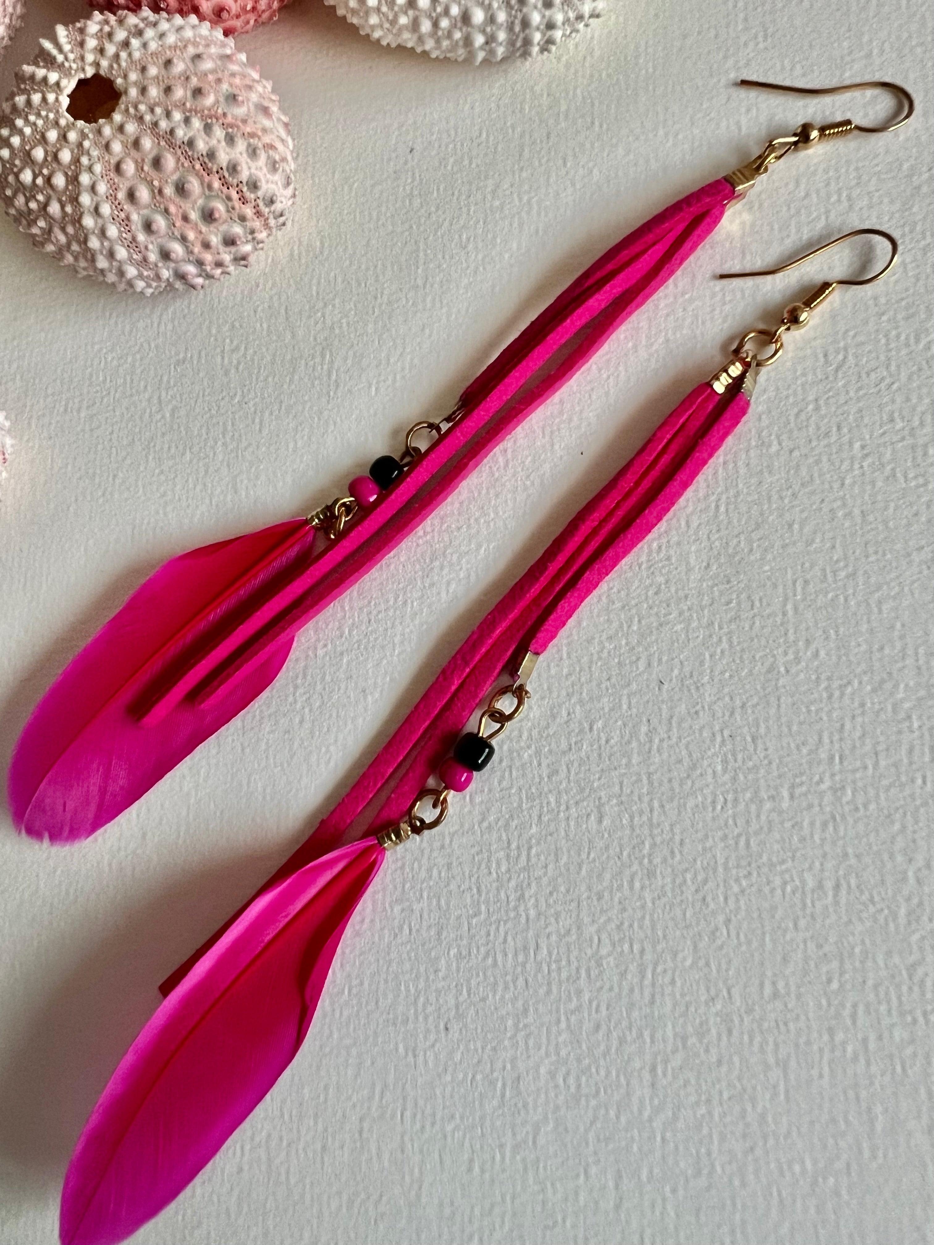 Boucles d’oreilles longues DEVA plumes rose Fuchsia - Créations Uniques