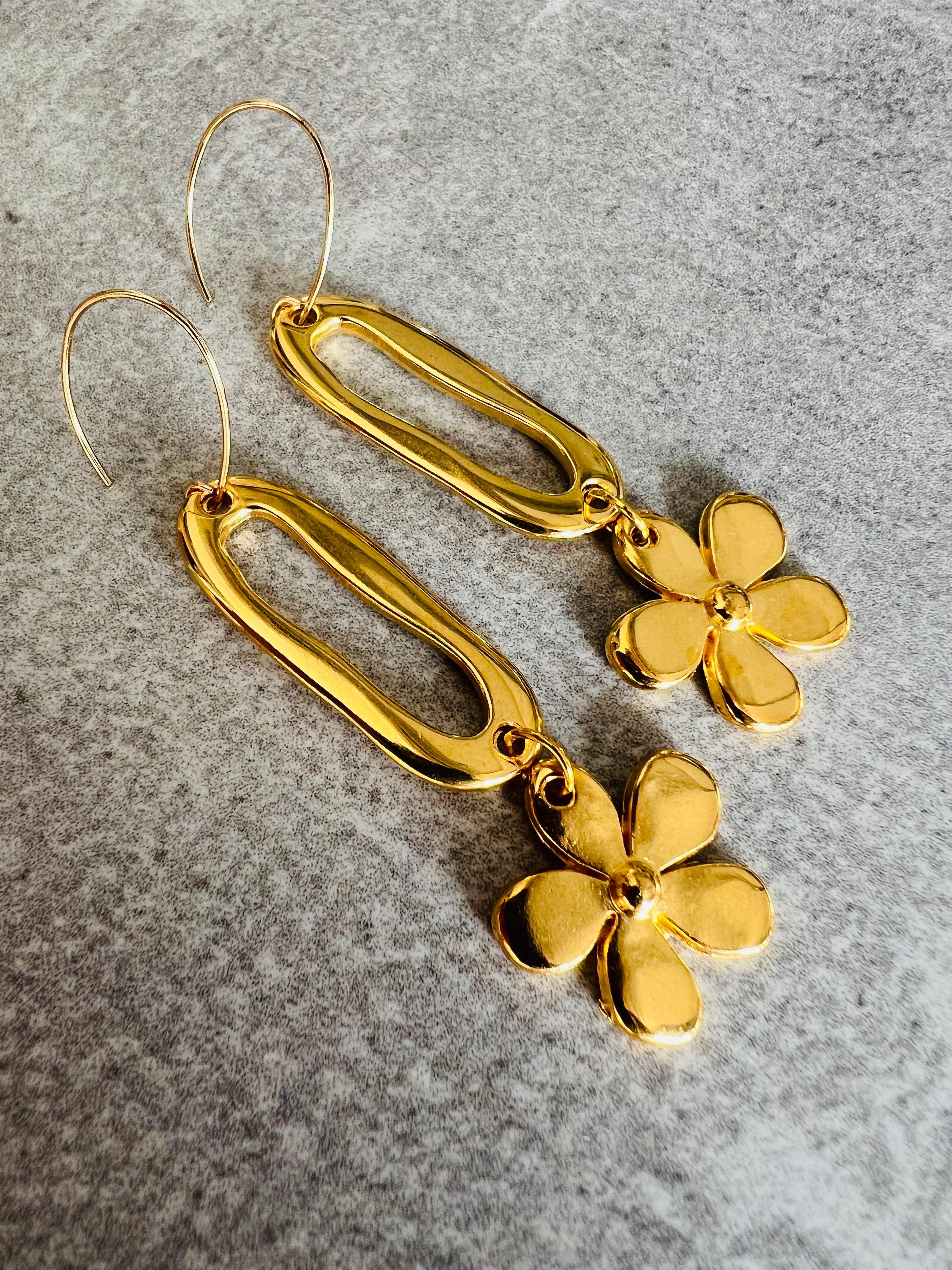 Boucles d’oreilles MAENA fleurs dorées effet plaqué or - Créations Uniques - Créations Uniques