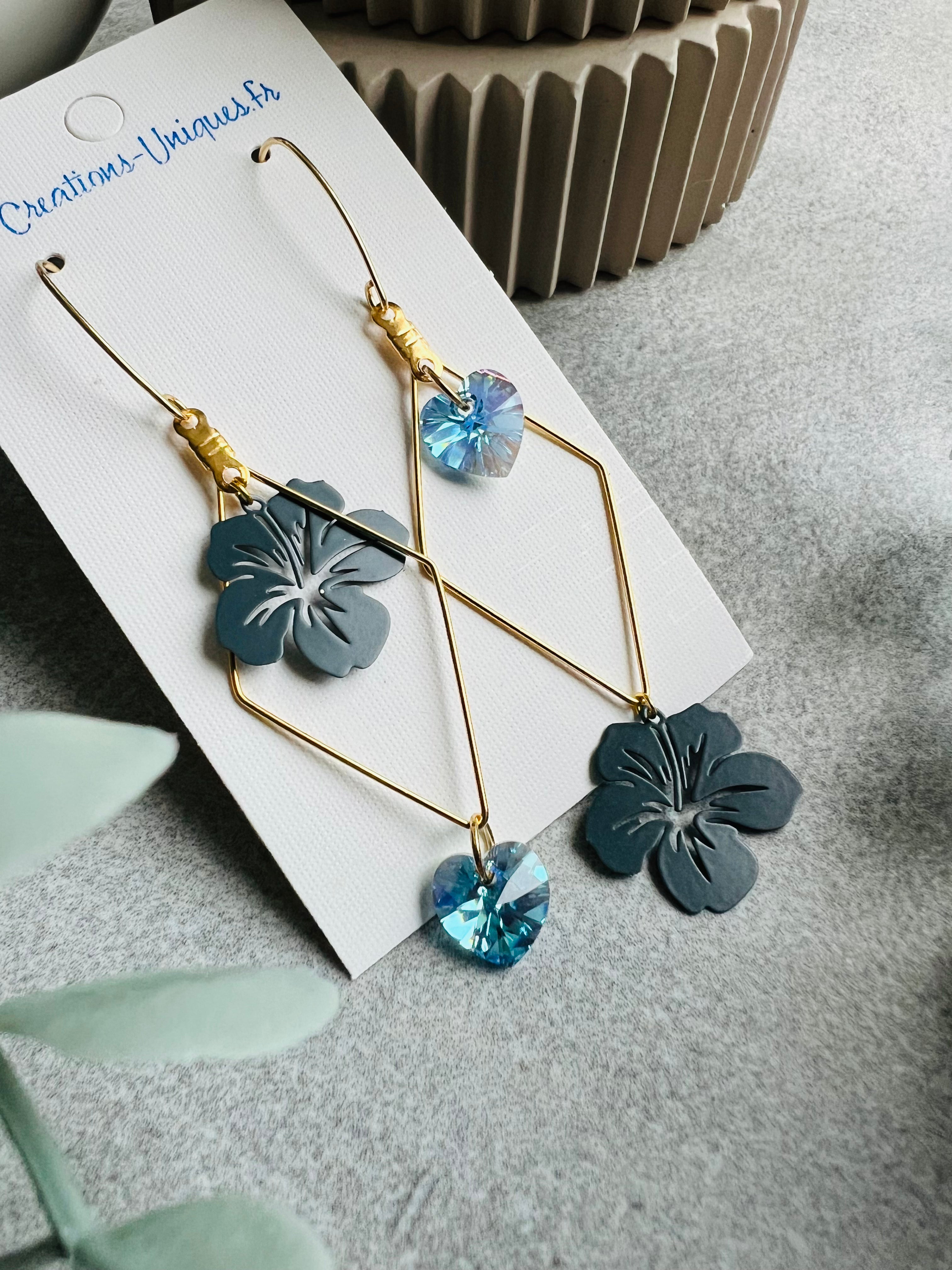 Boucles d’oreilles asymétriques KATHRYN cœurs cristal aquamarine et fleurs hibiscus - Créations Uniques - Créations Uniques