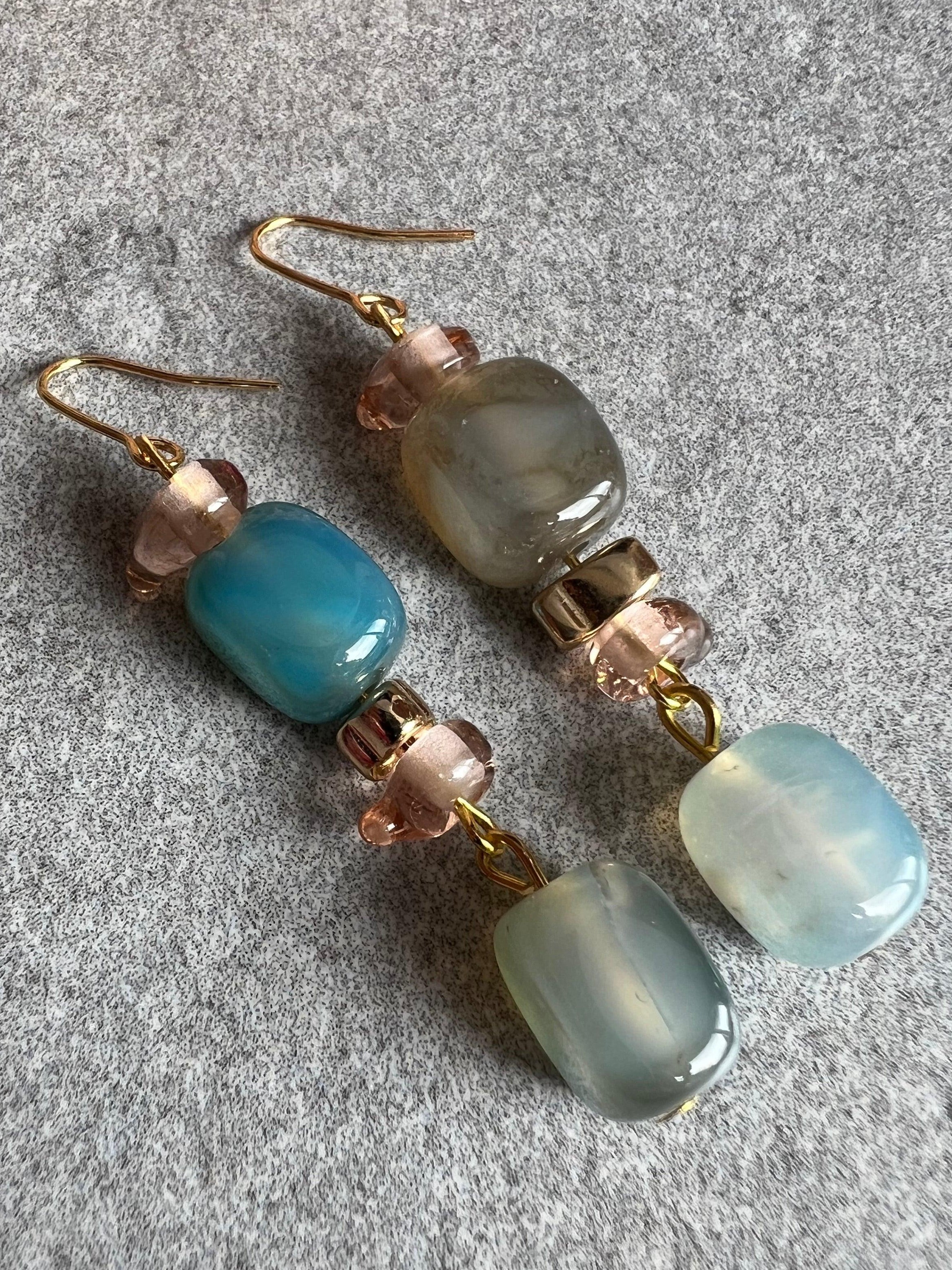 Boucles d’oreilles ANITA perles cubes bleu gris, bijoux fait main - Créations Uniques - Créations Uniques