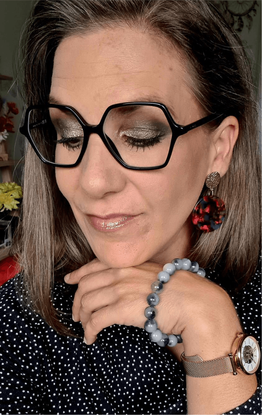 Boucles d’oreilles PAULA résine rouge, bleue et clous dorés - Créations Uniques - Créations Uniques