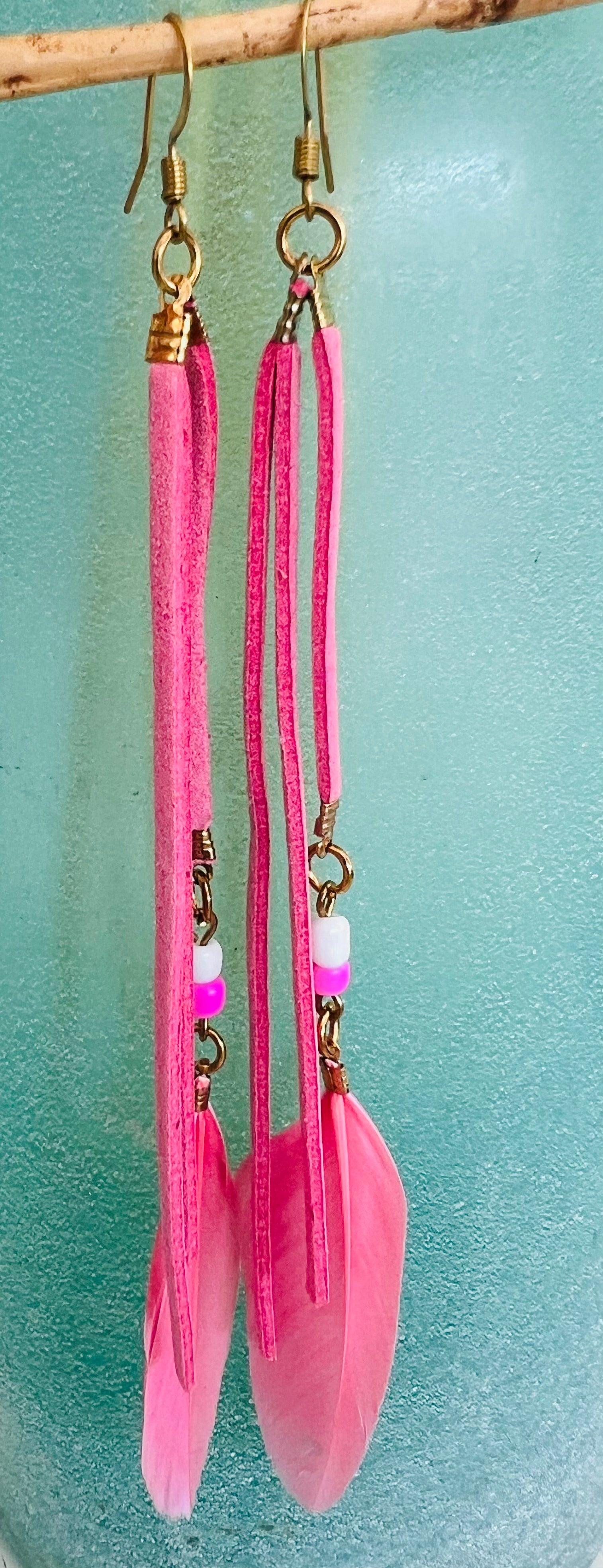 Boucles d’oreilles longues DEVA plumes roses - Créations Uniques