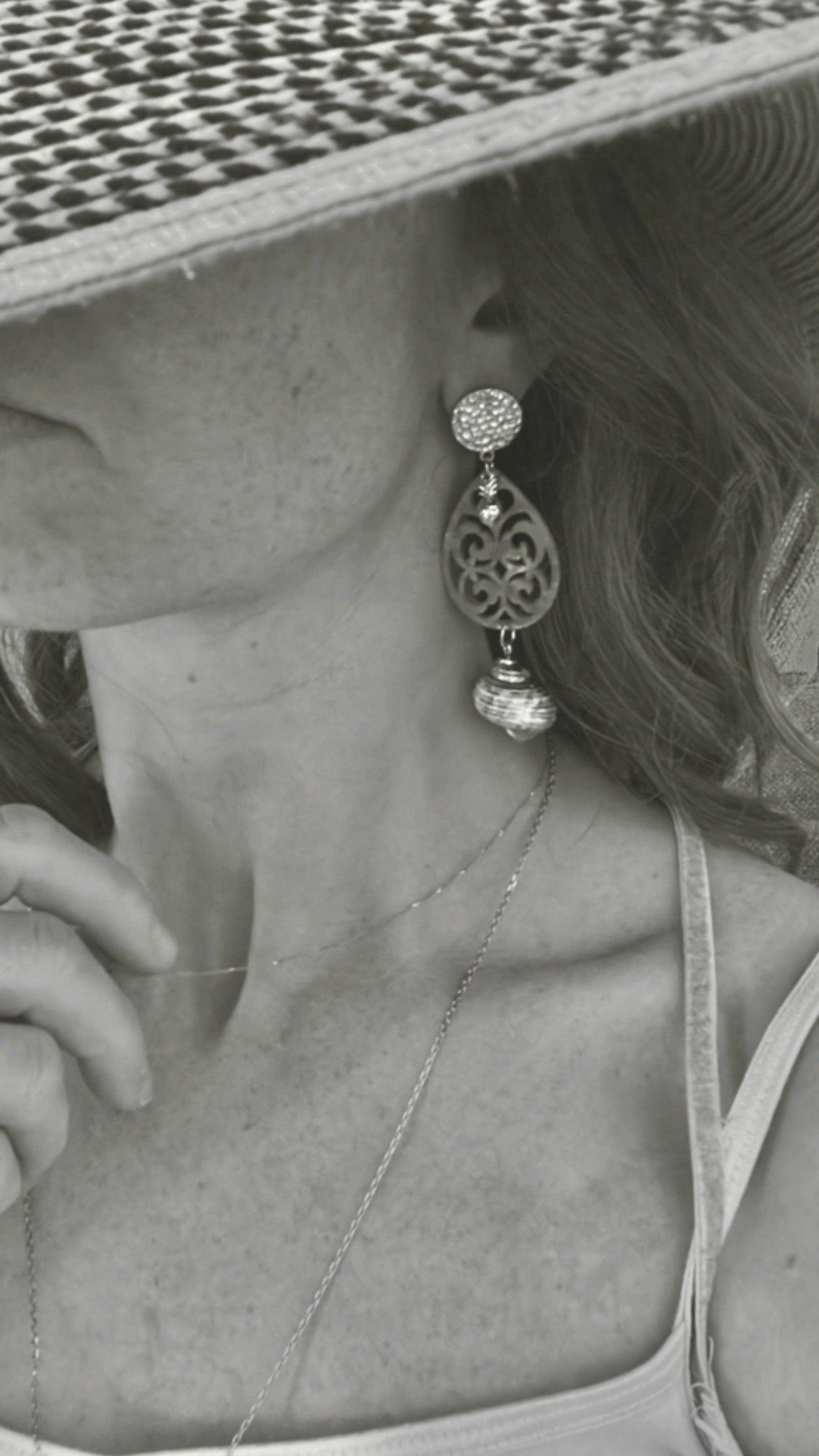 Boucles d’oreilles LIZ résine bleues et coquillages verts - Créations Uniques - Créations Uniques