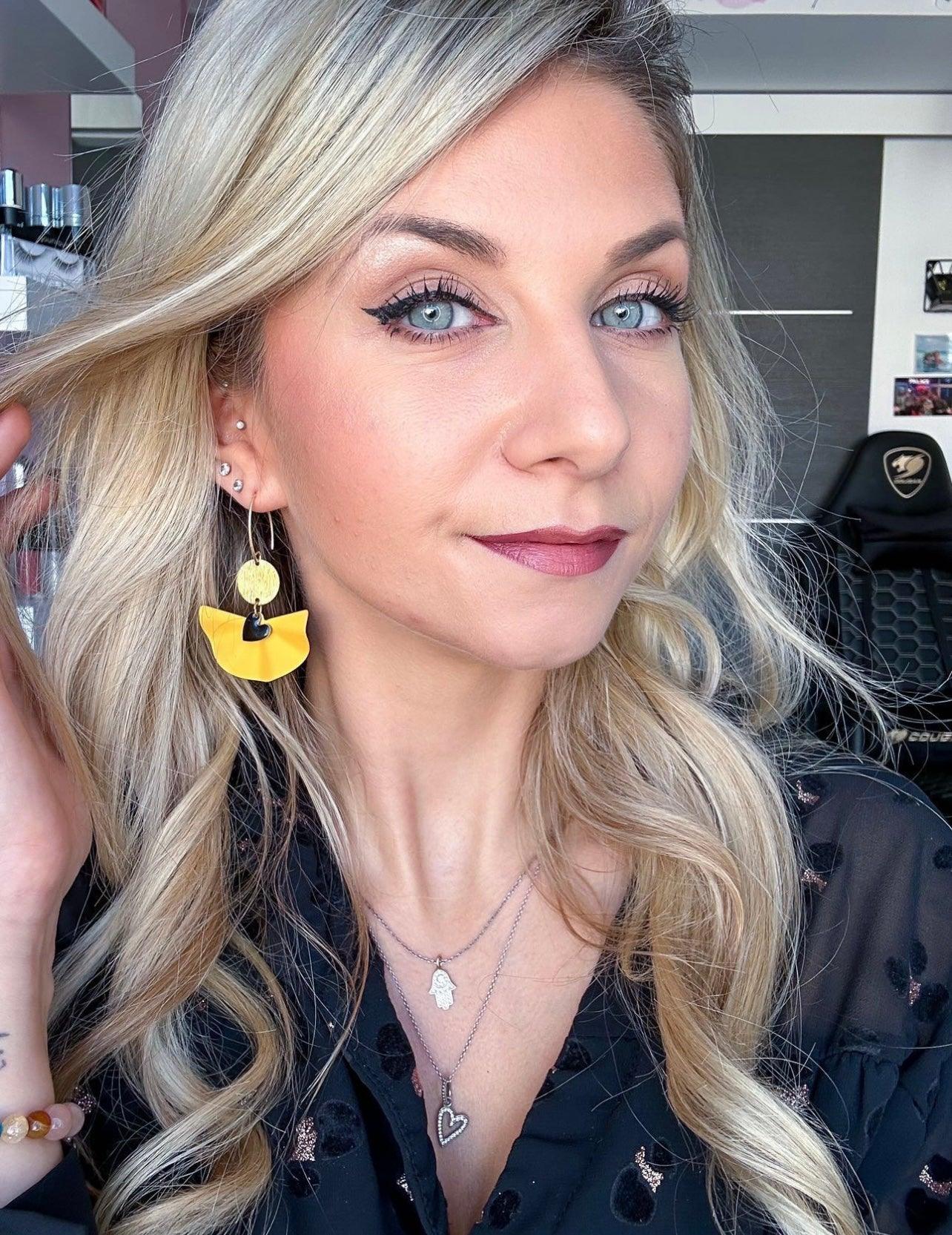 Boucles d’oreilles WENDY asymétriques éventail moutarde - Créations Uniques - Créations Uniques