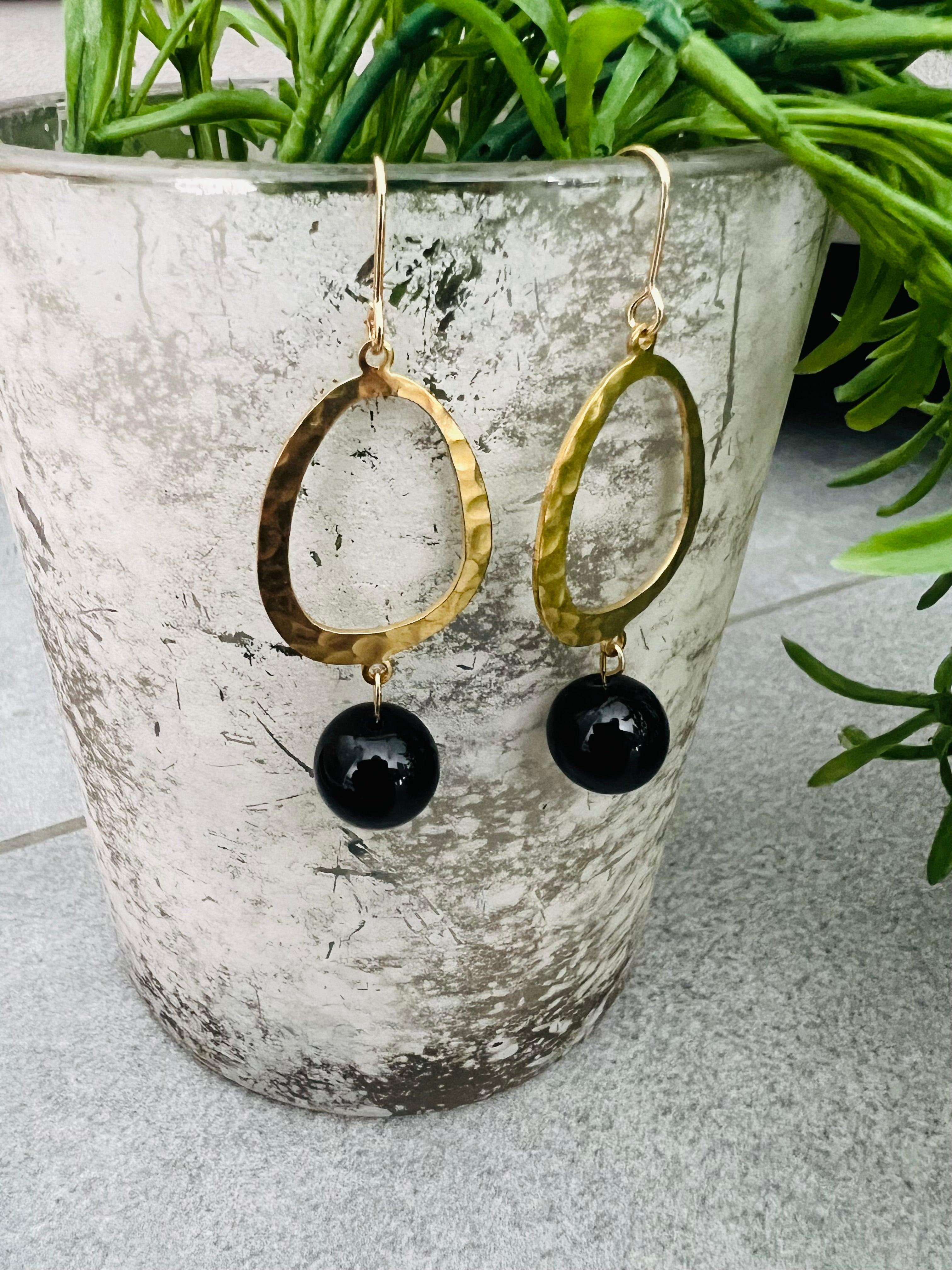 Boucles d’oreilles STEPHANIE gouttes laiton et perles noires - Créations Uniques - Créations Uniques