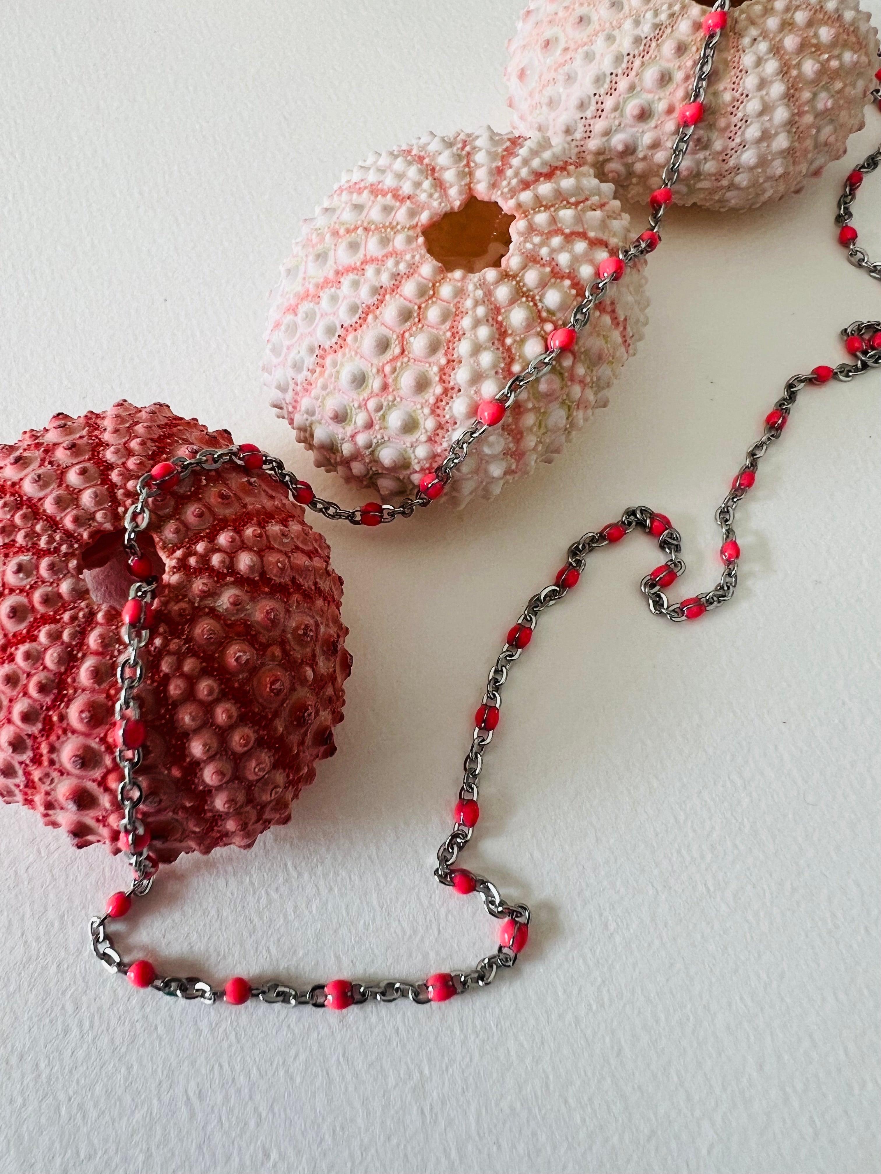 Collier ETHEL mini billes résine rose fluo chaîne argentée - Créations Uniques