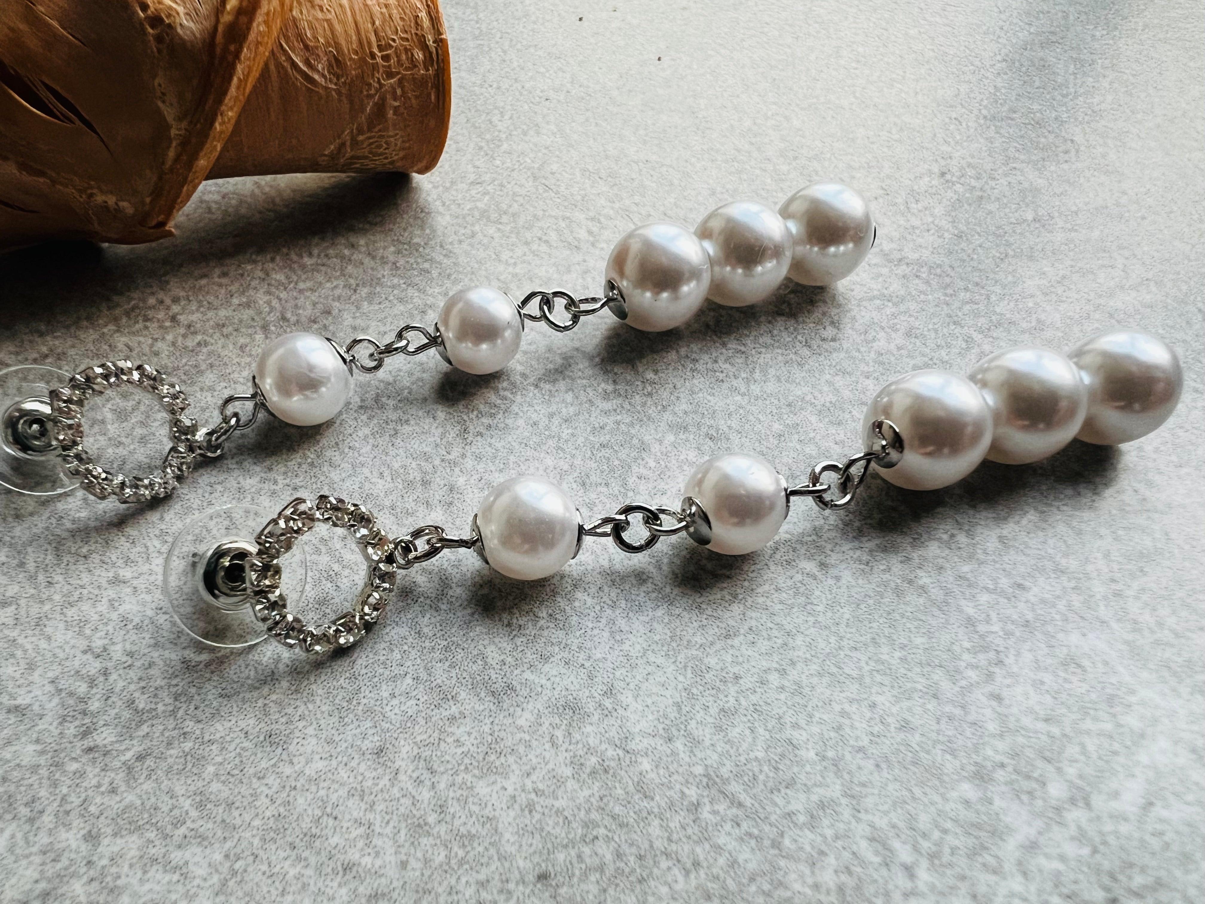 Boucles d’oreilles EVELYN perles blanc nacré clous strass - Créations Uniques