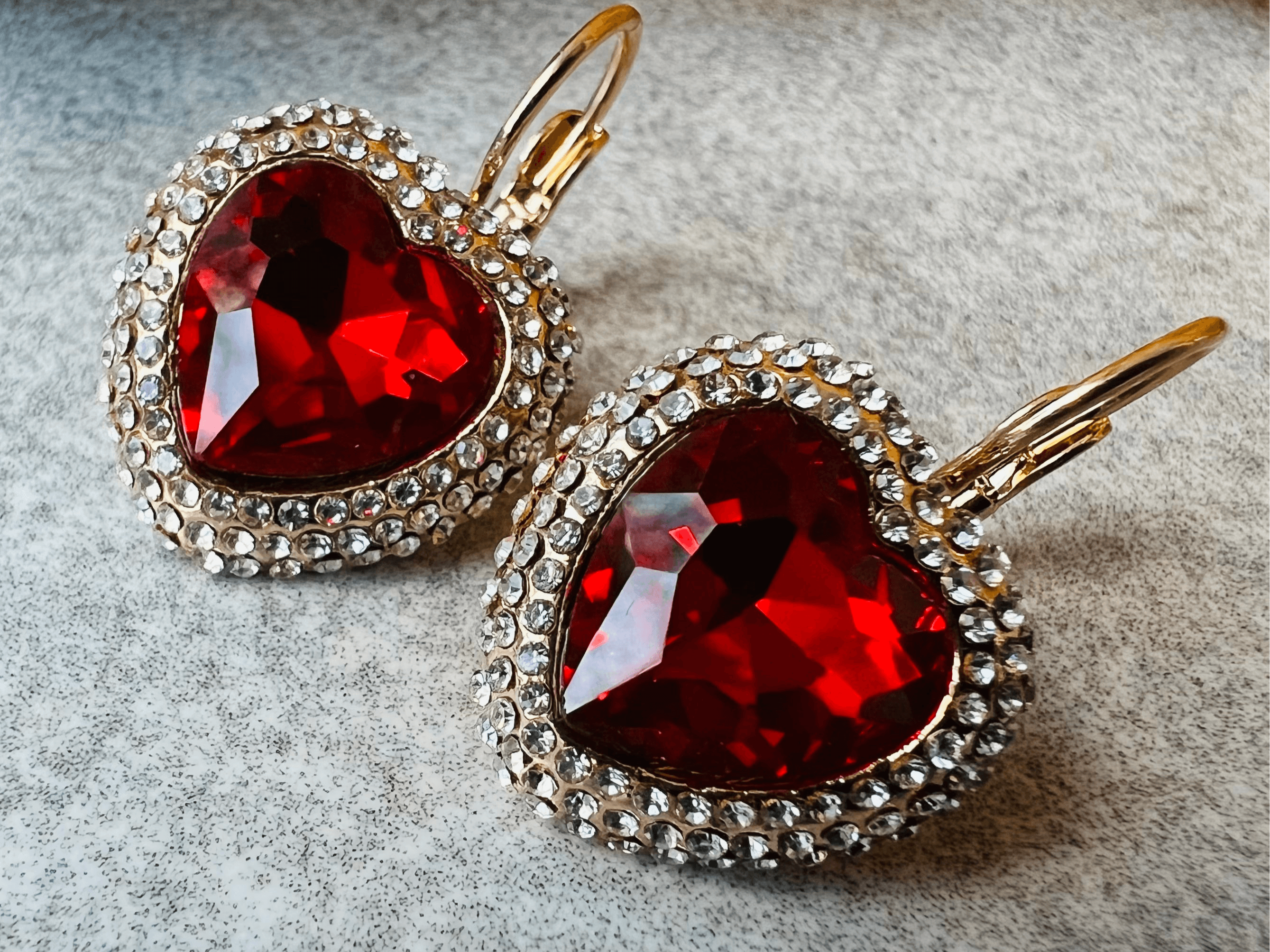 Boucles d’oreilles RONNIE cœurs rouges strass crochets dormeuses - Créations Uniques