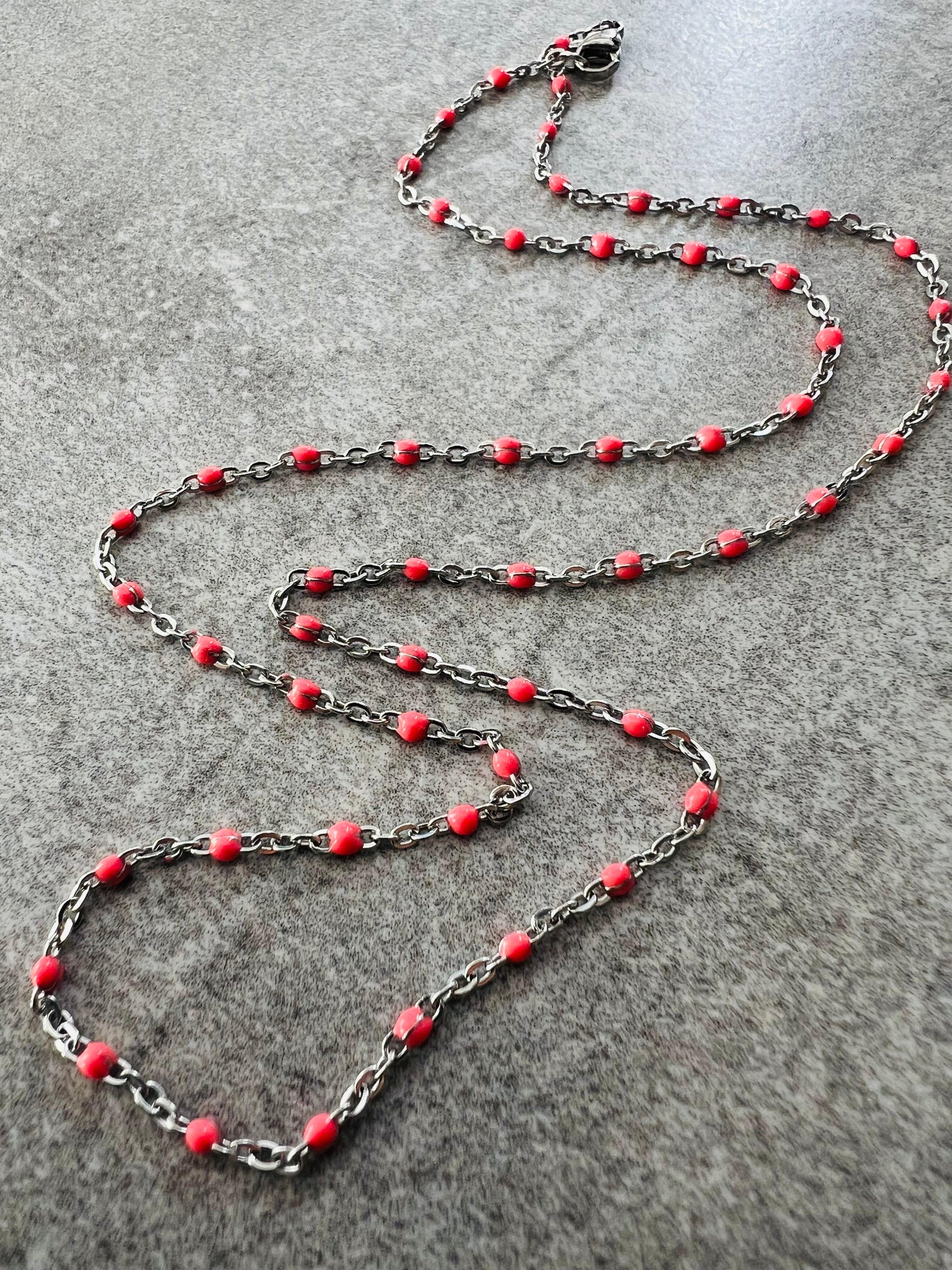 Collier ETHEL mini billes résine rose fluo chaîne argentée - Créations Uniques