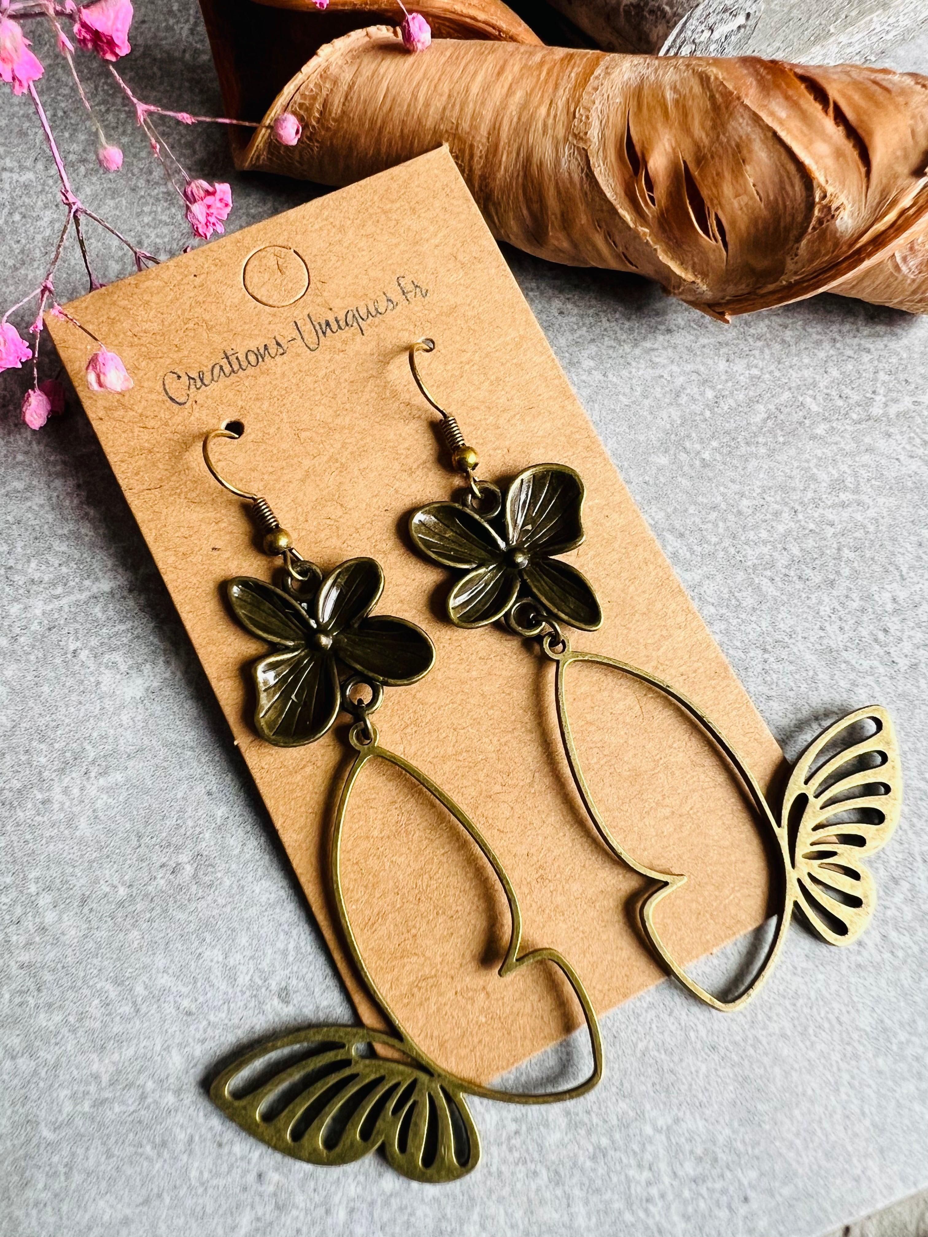 Boucles d’oreilles SUZETTE papillons et fleurs marrons, modèle asymétrique - Créations Uniques - Créations Uniques