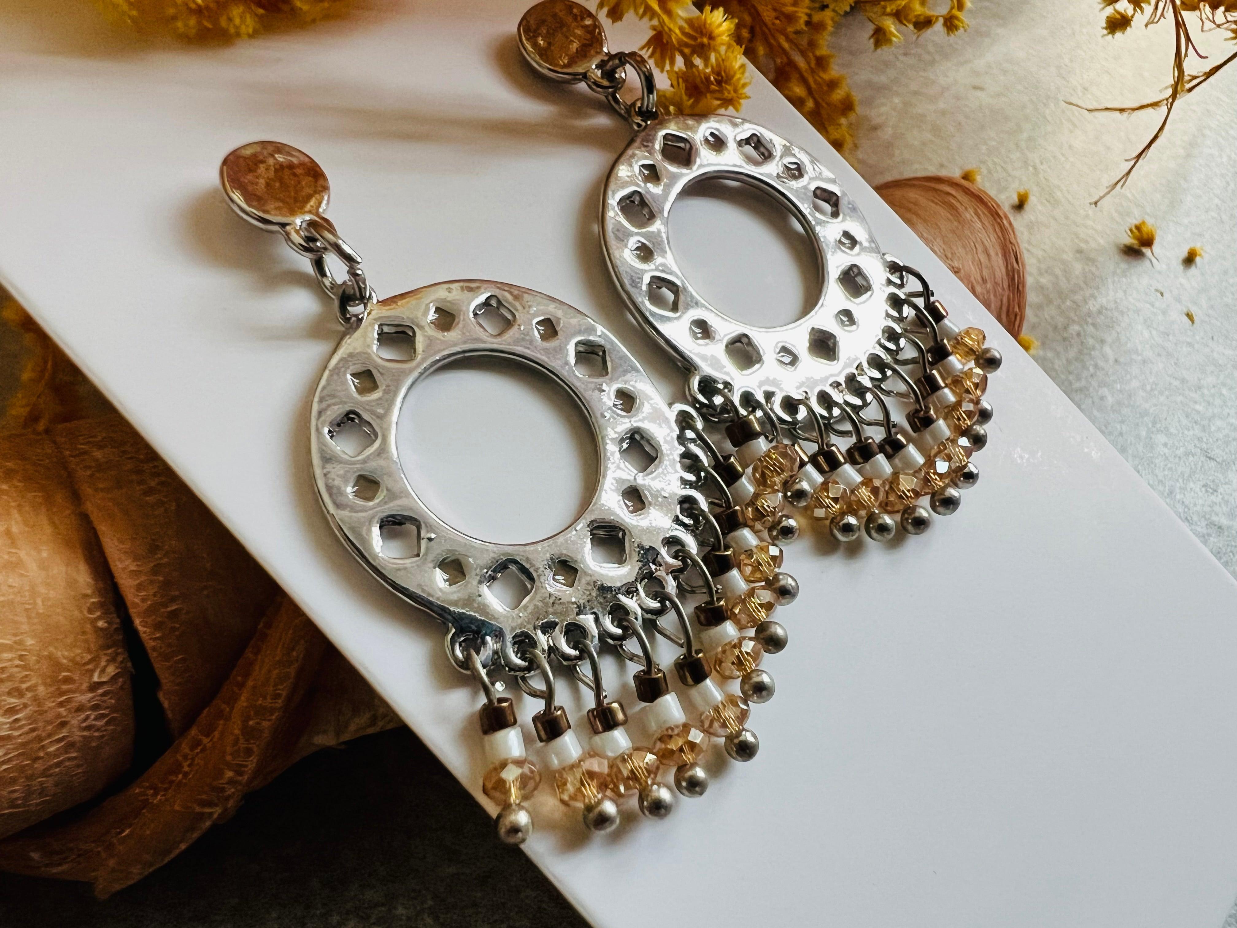 Boucles d’oreilles GIGI style ethnique argenté et beige - Créations Uniques