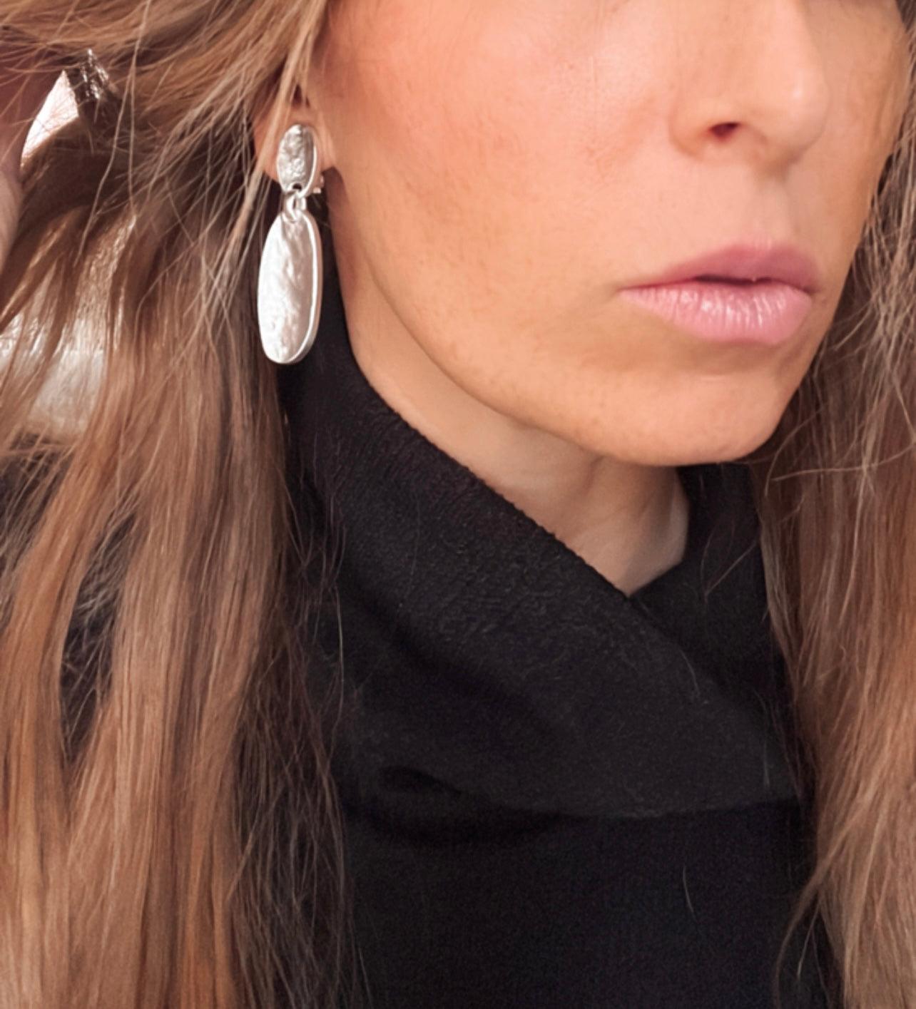 E71067 Boucles d'oreilles clips goutte ovale texturée - Karine Sultan - Créations Uniques