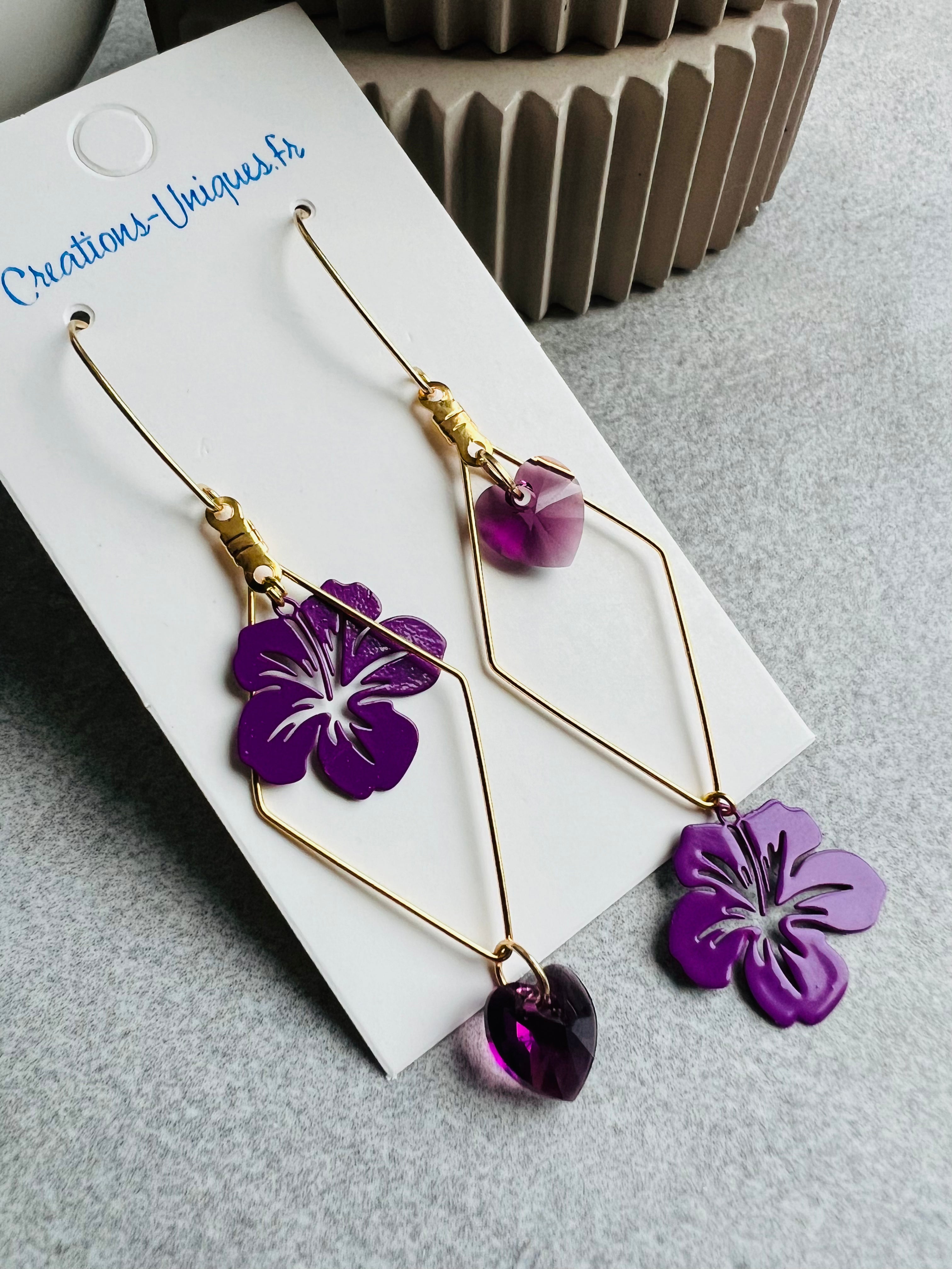 Boucles d’oreilles asymétriques AMBER cœurs cristal améthyste et fleurs hibiscus - Créations Uniques - Créations Uniques