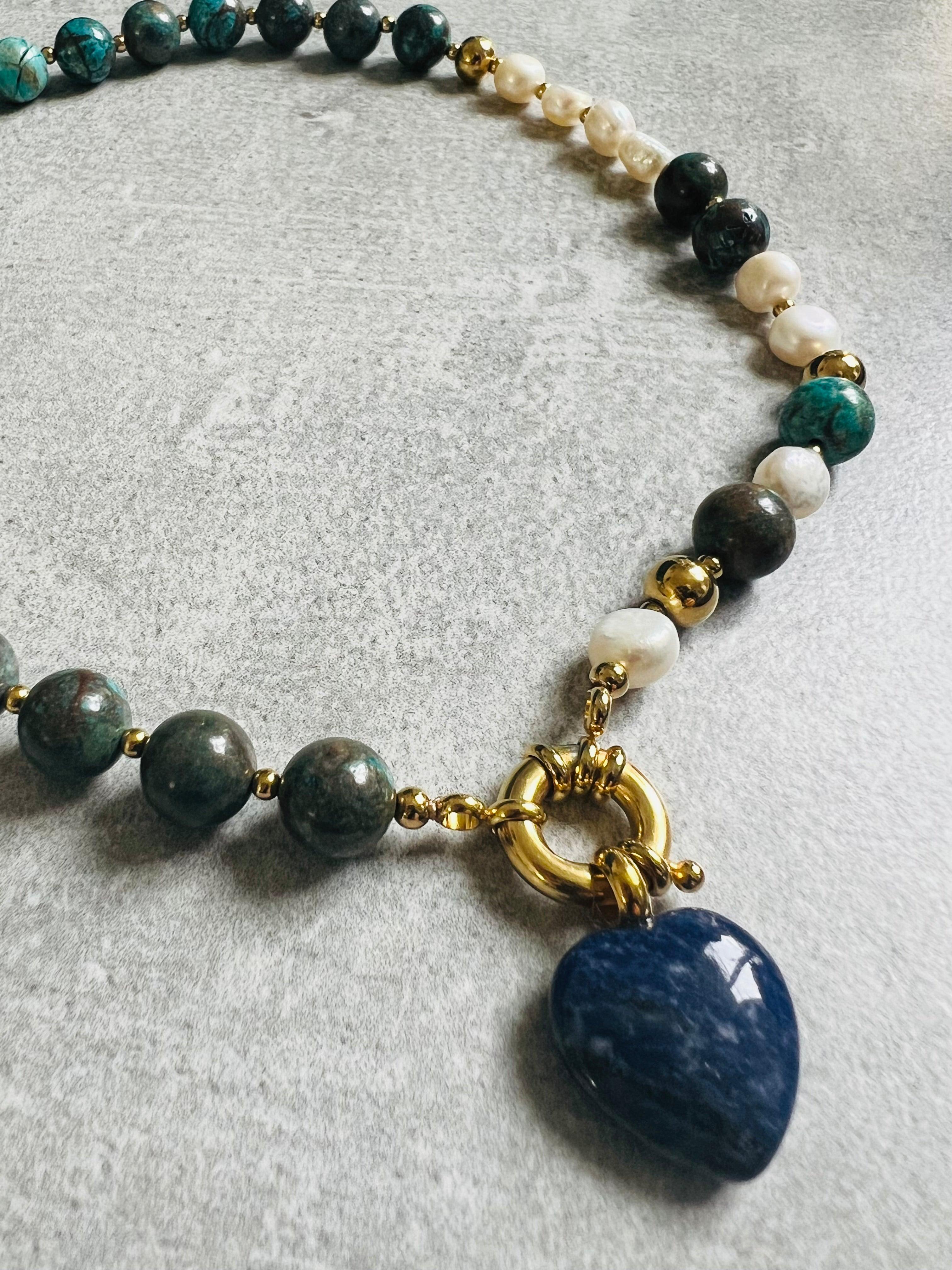 Collier asymétrique SO SWEET perles turquoises et blanches pendentif cœur bleu lapis - Créations Uniques