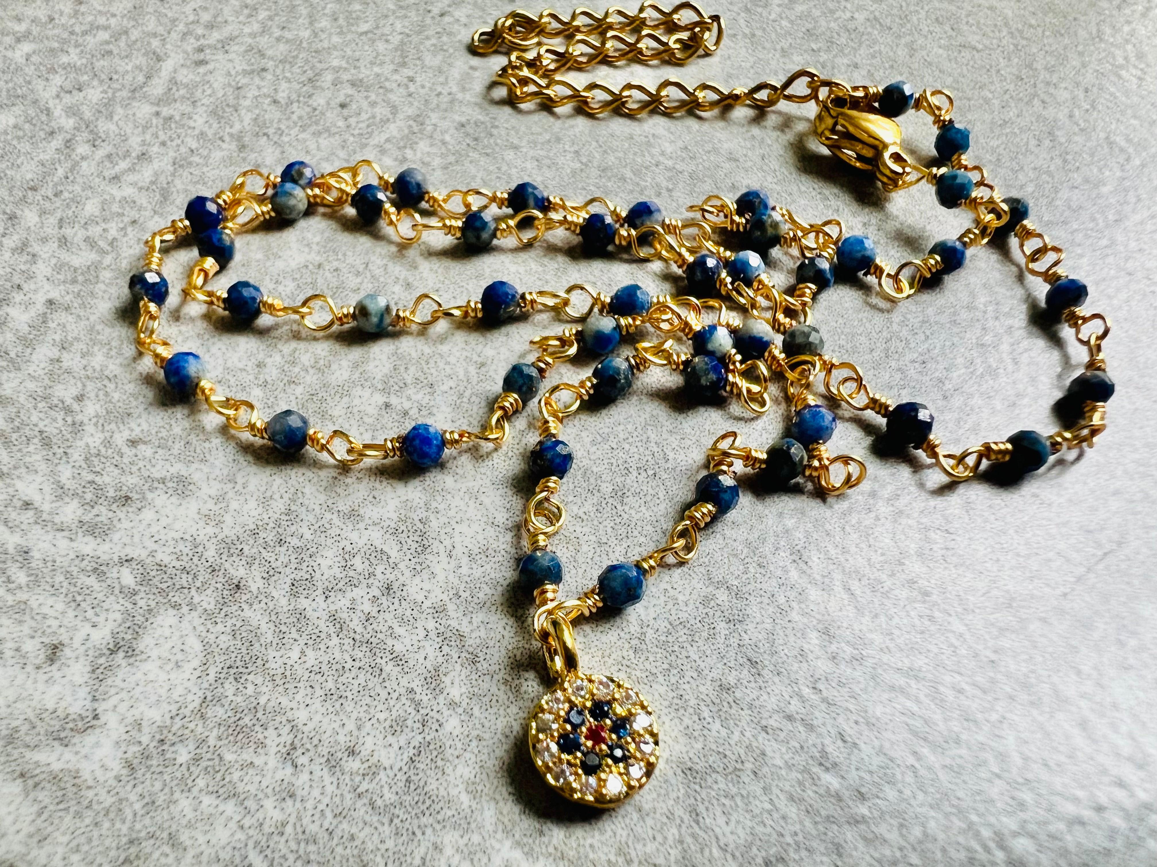 Collier ETHEL ras de cou perles bleu marine, chaîne dorée et mini pendentif strass - Créations Uniques
