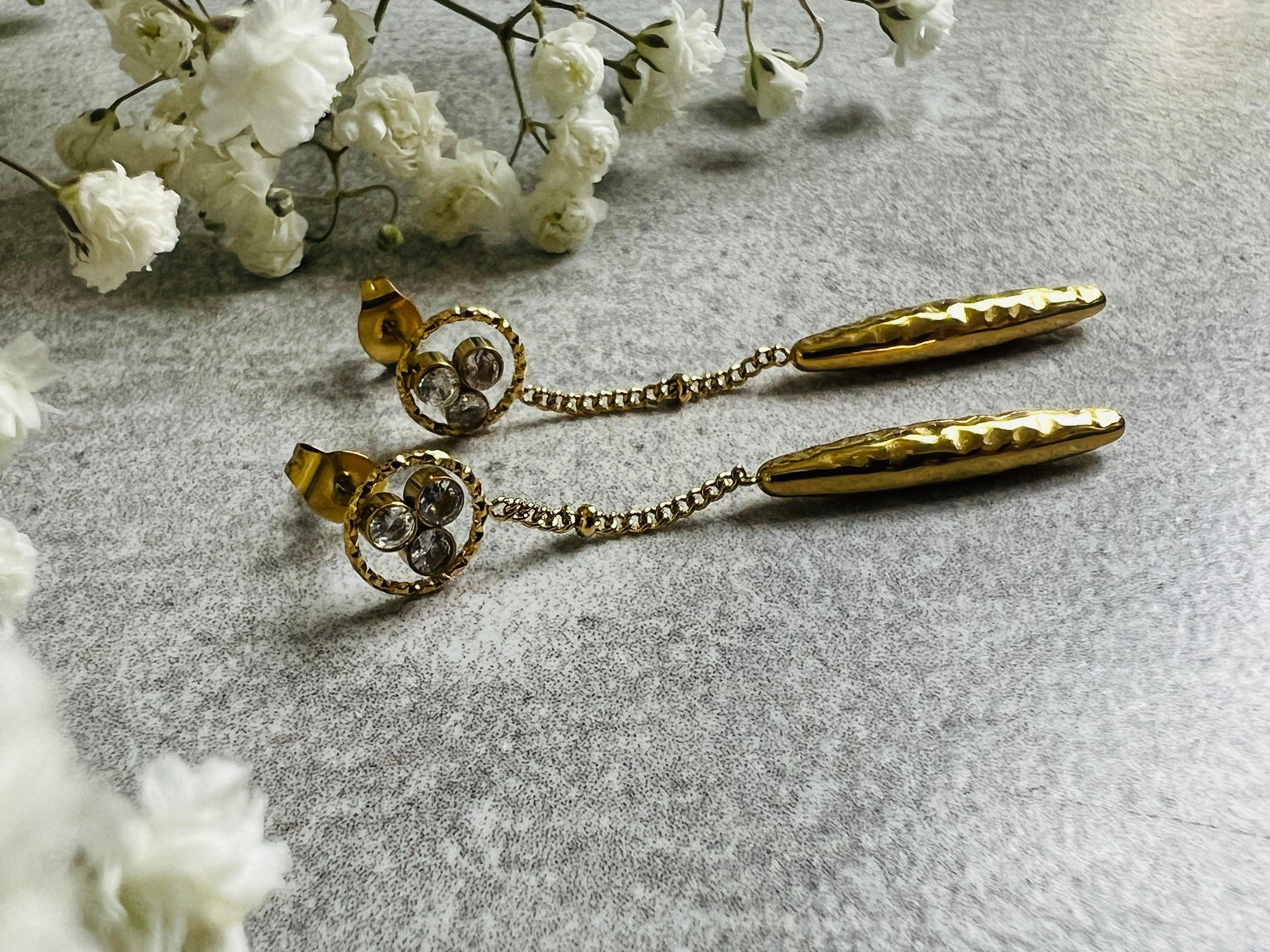 Boucles d’oreilles dorées INAYA fines et légères , clous brillants - Créations Uniques