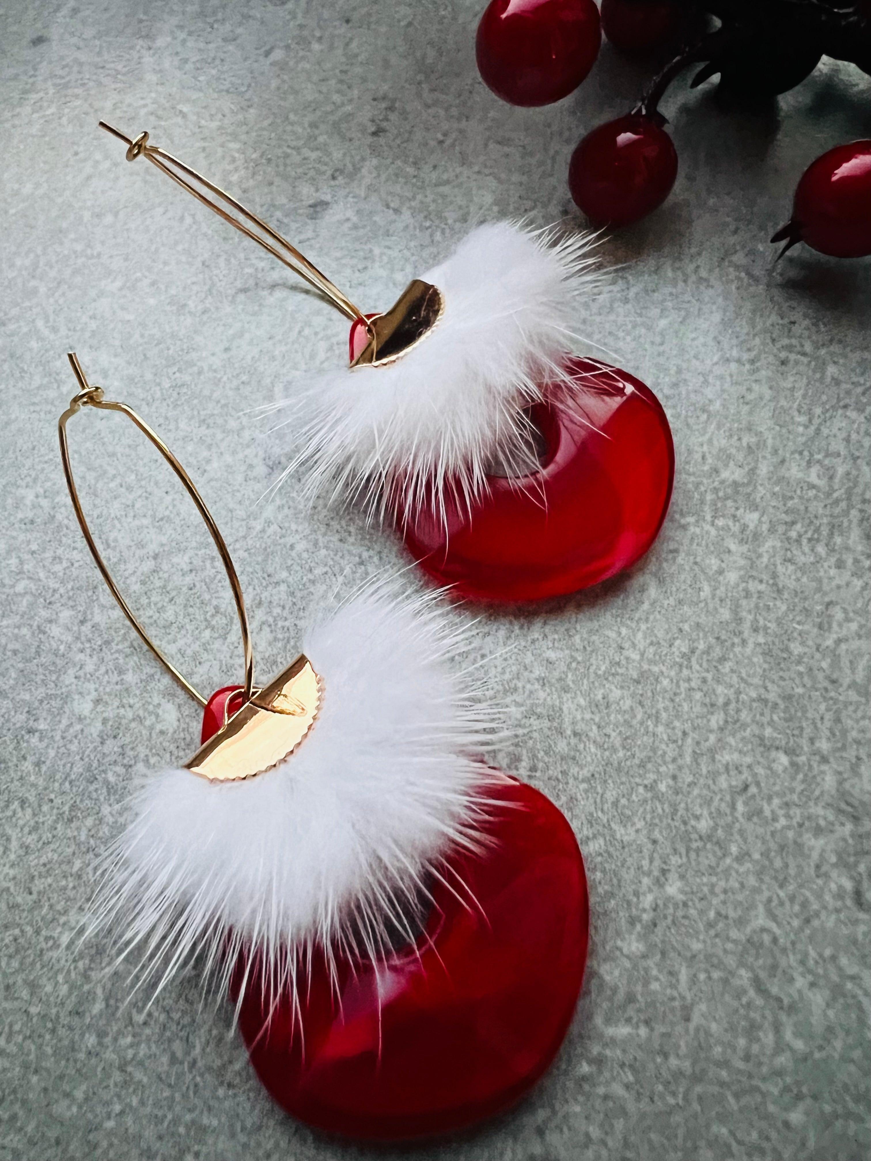 Boucles d’oreilles CALLEIGH résine rouge et pampilles douce - Créations Uniques - Créations Uniques
