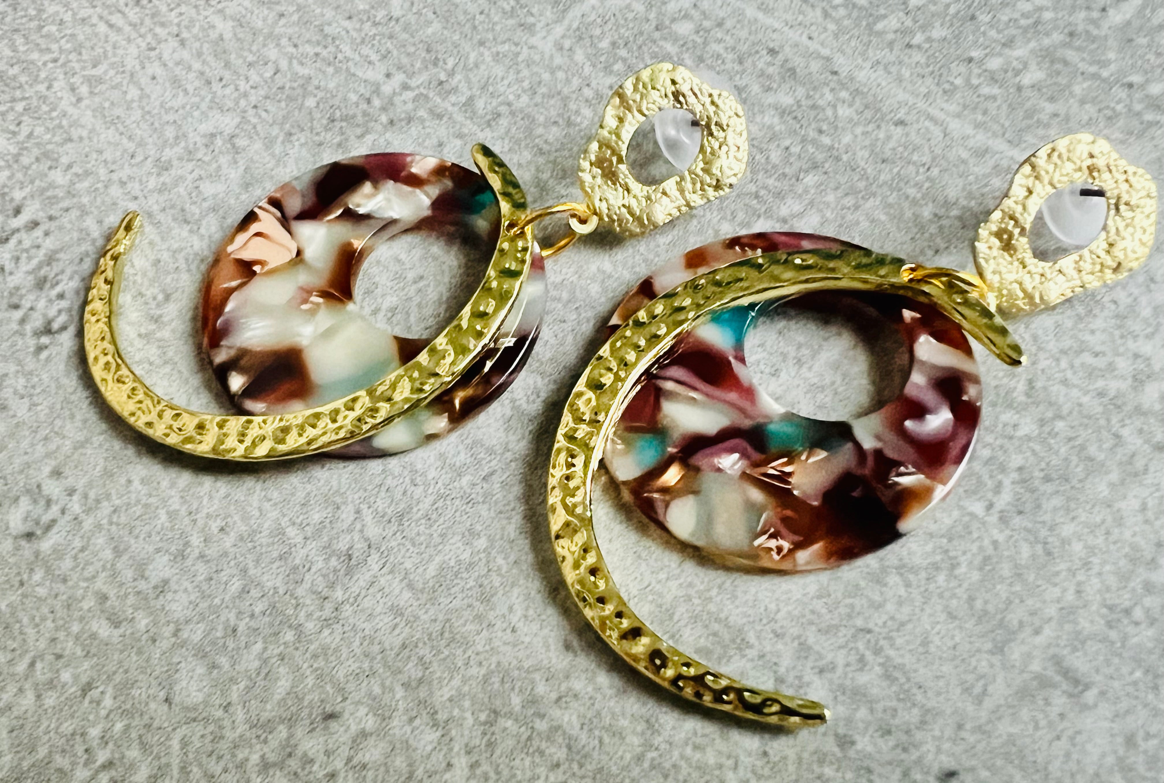 Boucles d’oreilles MACKENZIE lune dorée martelée et résine - Créations Uniques - Créations Uniques