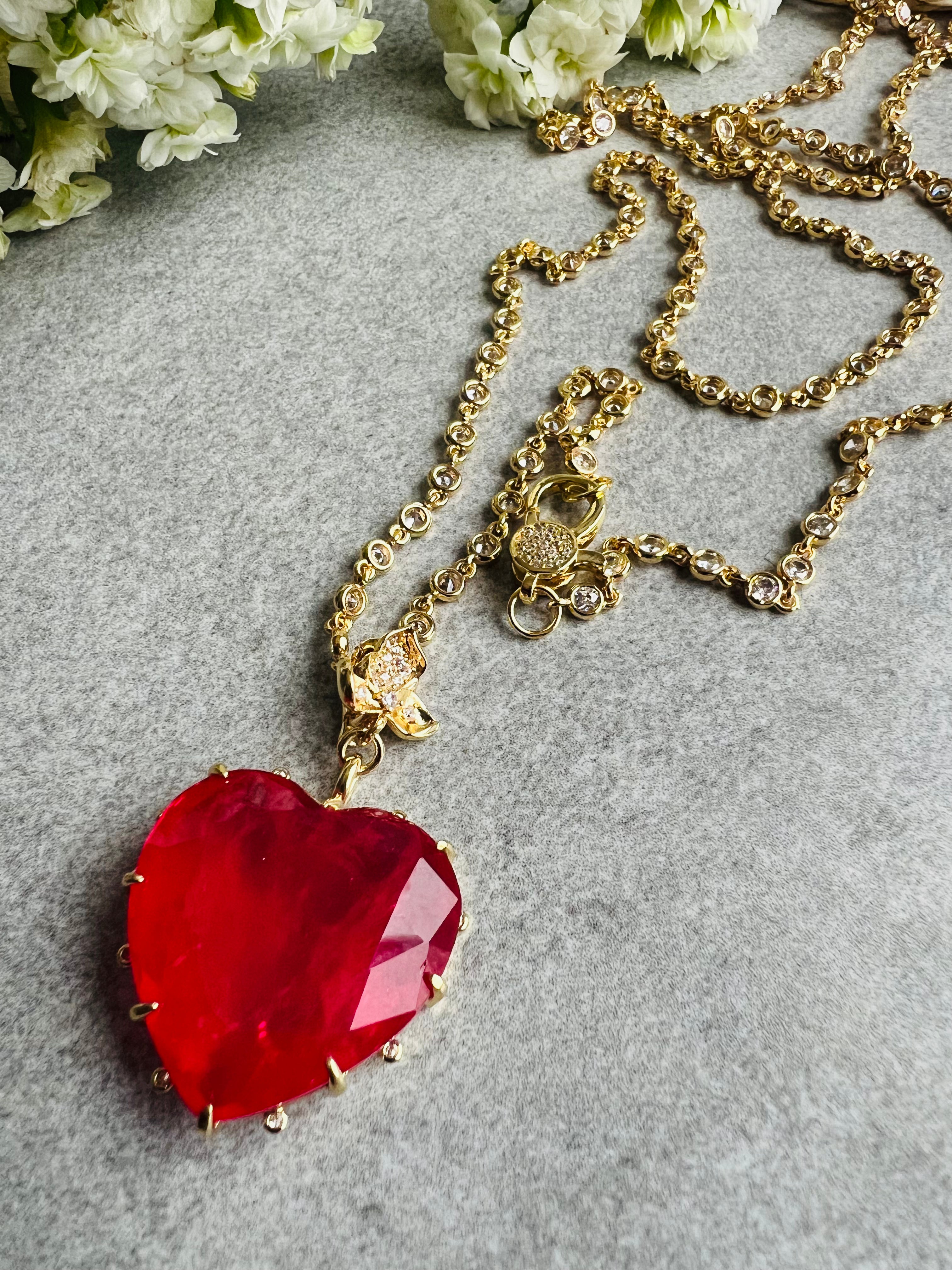 Collier TERRY sautoir pendentif cœur rose fuchsia chaîne dorée diamantée - Créations Uniques