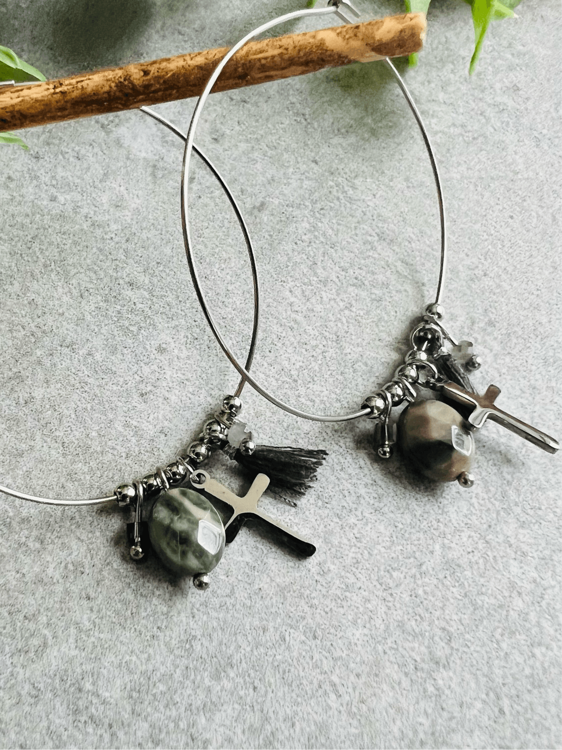 Boucles d’oreilles FIONA créoles argentées et mini pompons mini croix - Créations Uniques