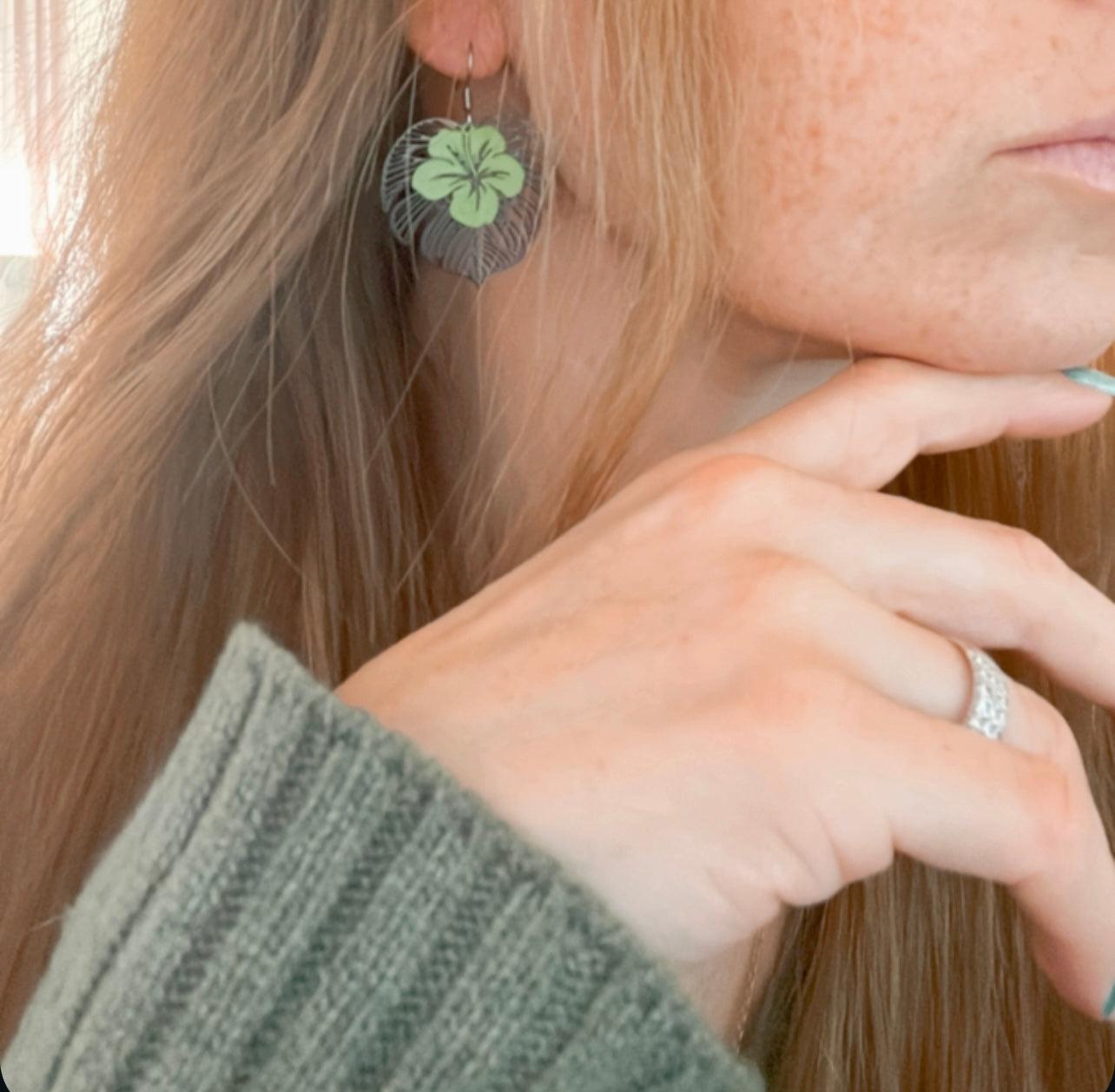 Boucles d’oreilles BLAIR feuilles tropicales et hibiscus - Créations Uniques - Créations Uniques
