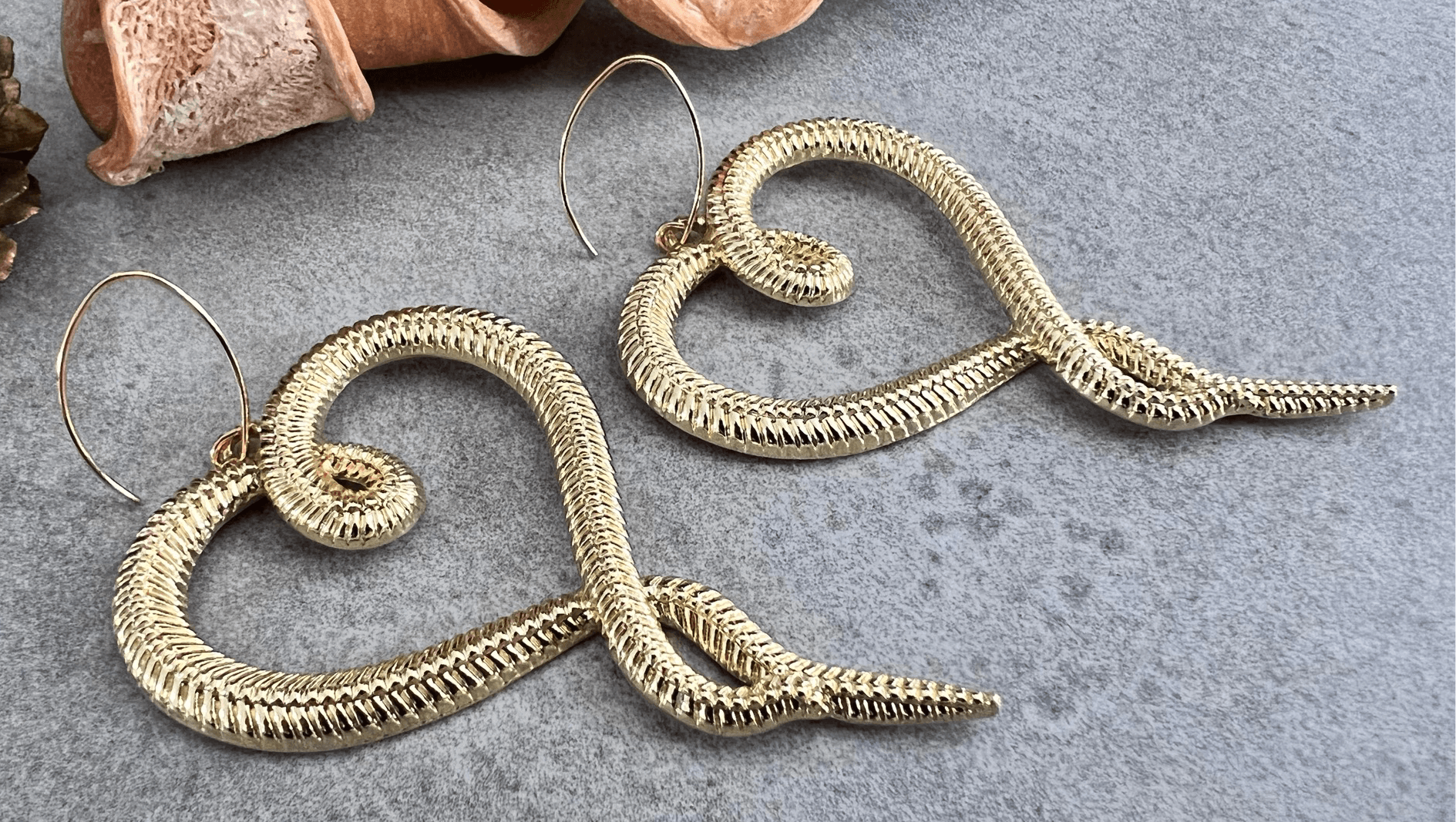 Boucles d’oreilles LILIANE grands cœurs dorés façon serpent - Créations Uniques