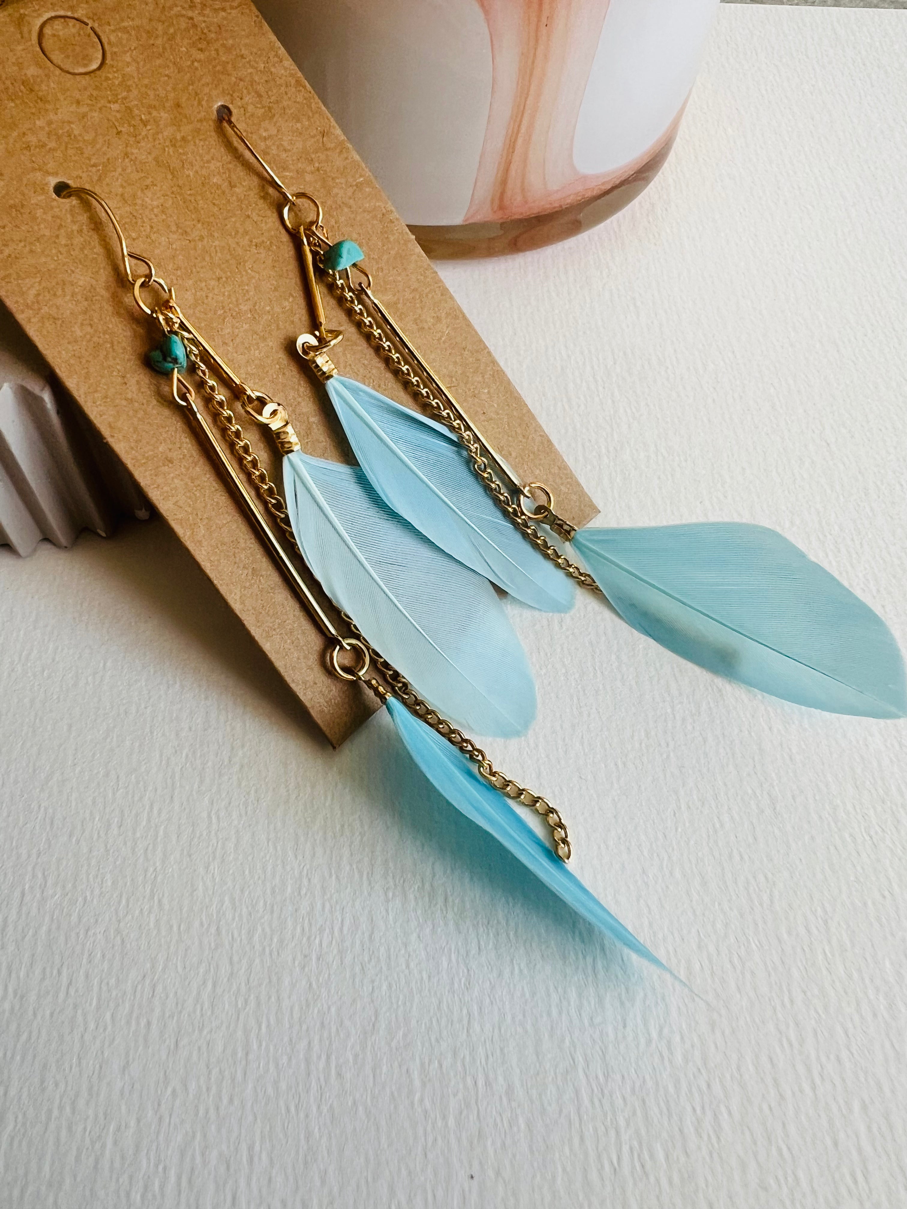 Boucles d’oreilles ANAÏS longues plumes bleu ciel - Créations Uniques - Créations Uniques